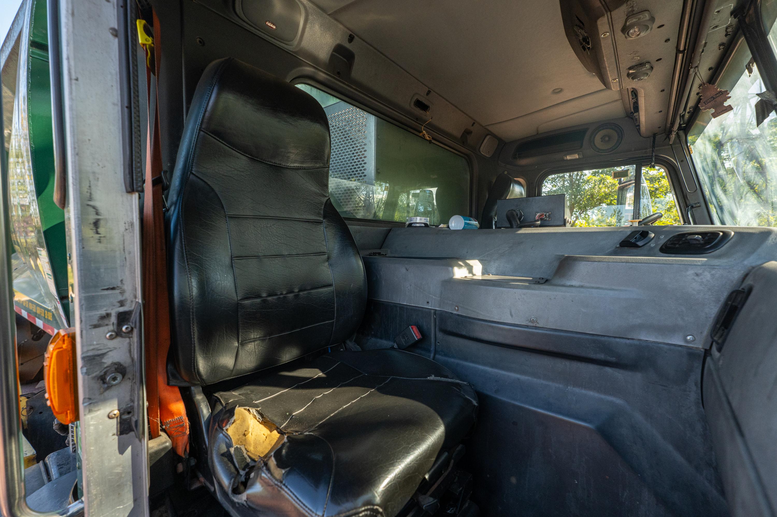 2017 Peterbilt McNeilus Rear Loader - image 28