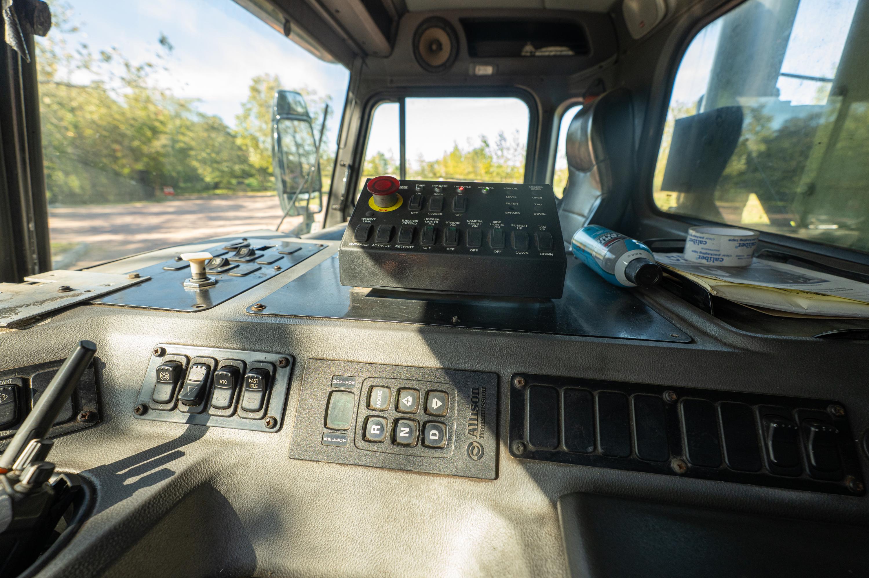 2017 Peterbilt McNeilus Rear Loader - image 16