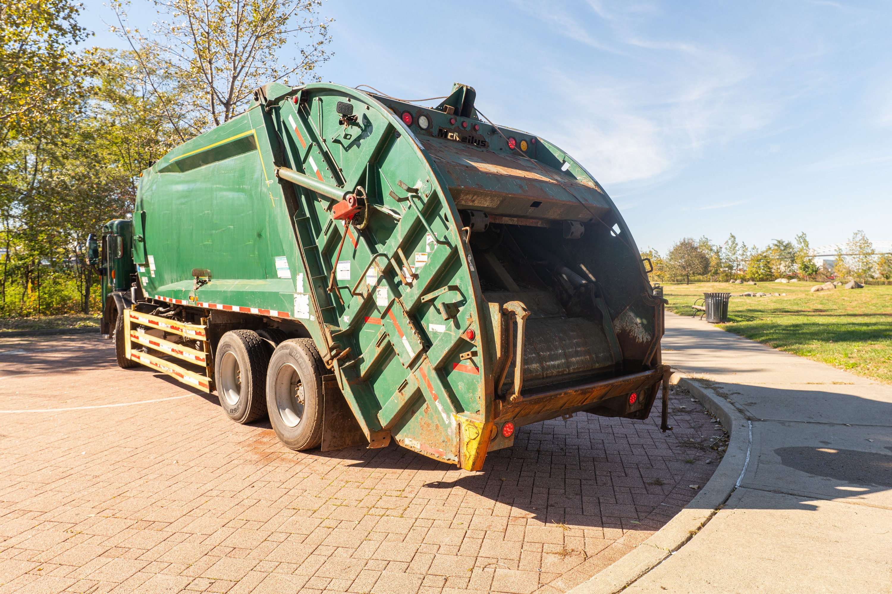 2017 Peterbilt McNeilus Rear Loader - image 7