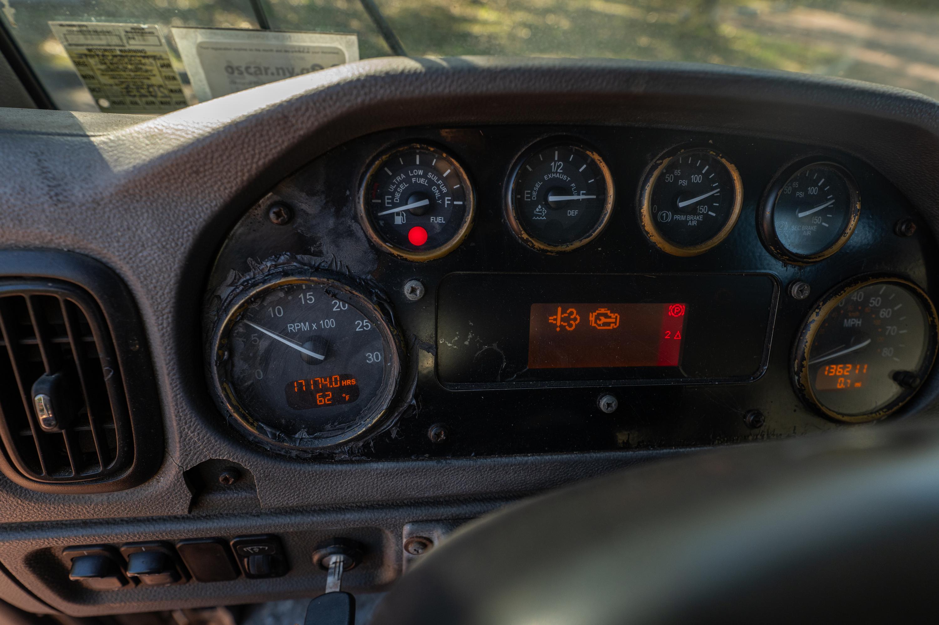 2017 Peterbilt McNeilus Rear Loader - image 29