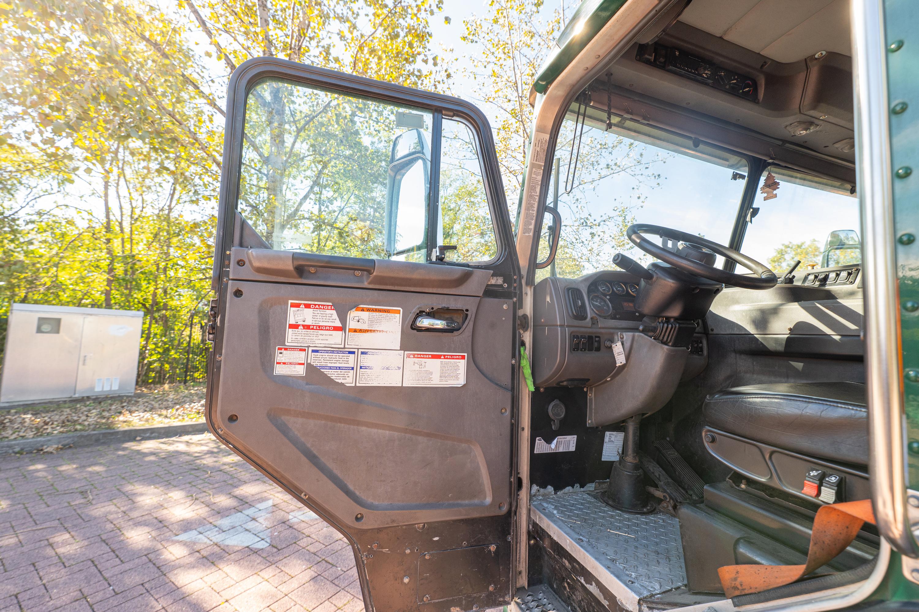 2017 Peterbilt McNeilus Rear Loader - image 12
