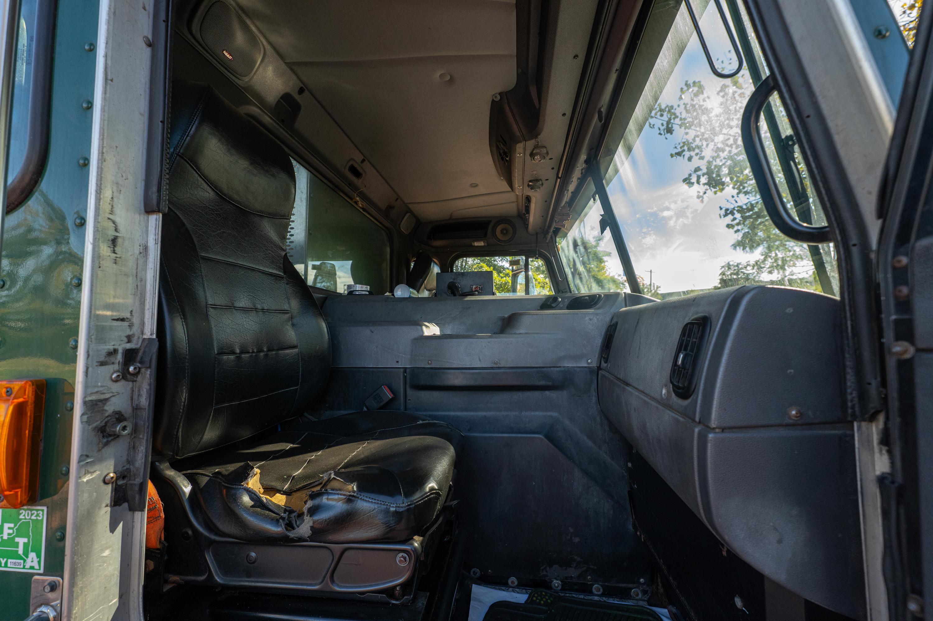 2017 Peterbilt McNeilus Rear Loader - image 23