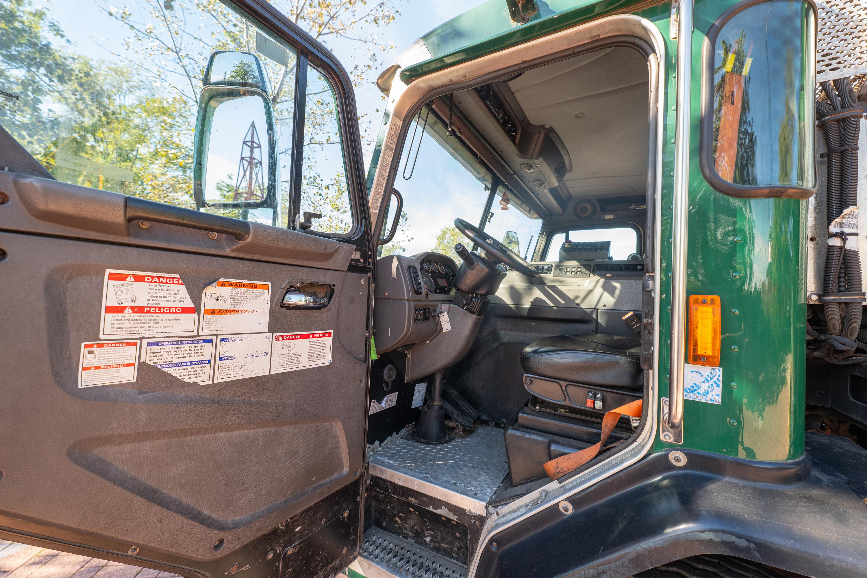 2017 Peterbilt McNeilus Rear Loader - image 13