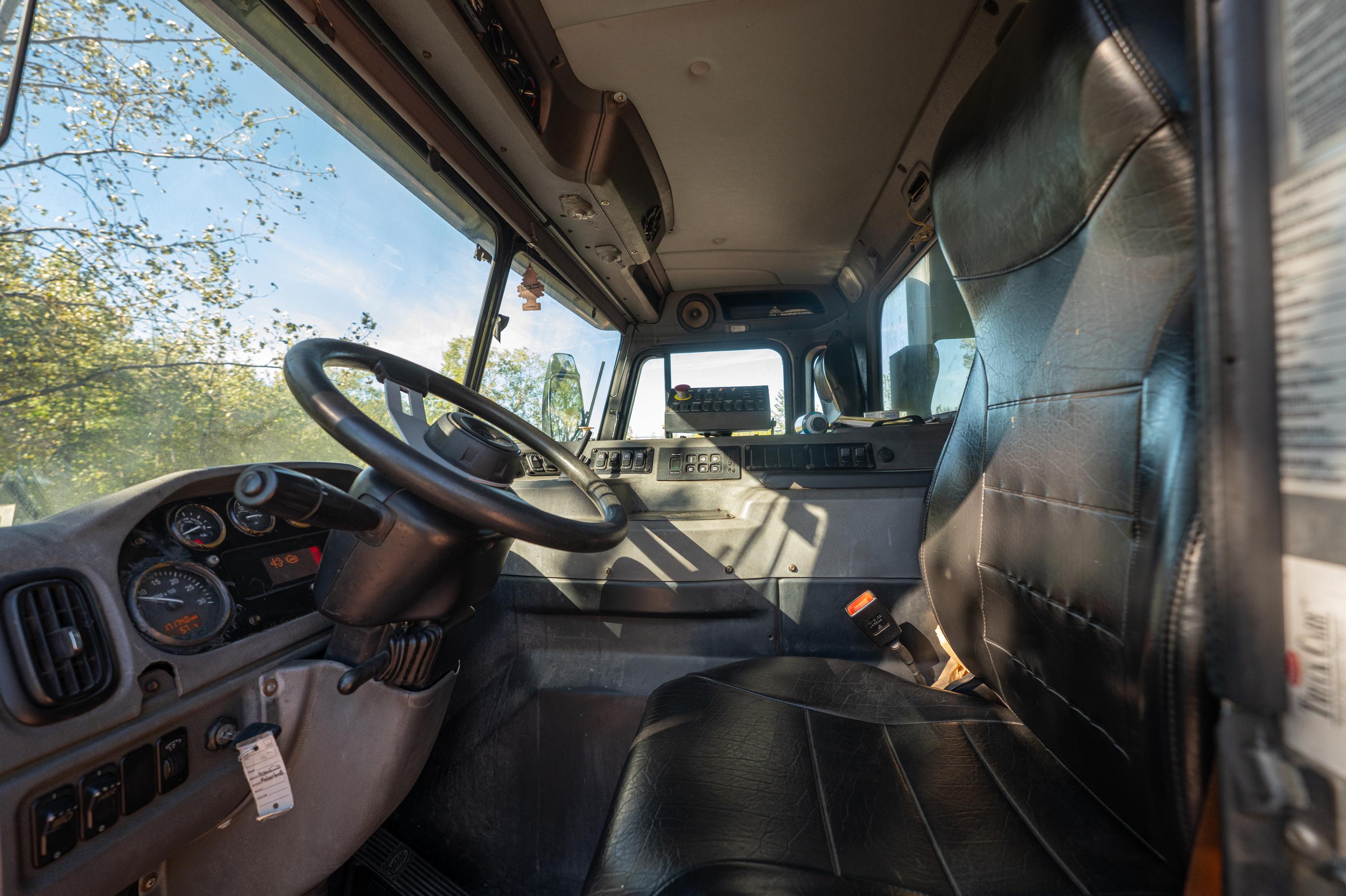 2017 Peterbilt McNeilus Rear Loader - image 11