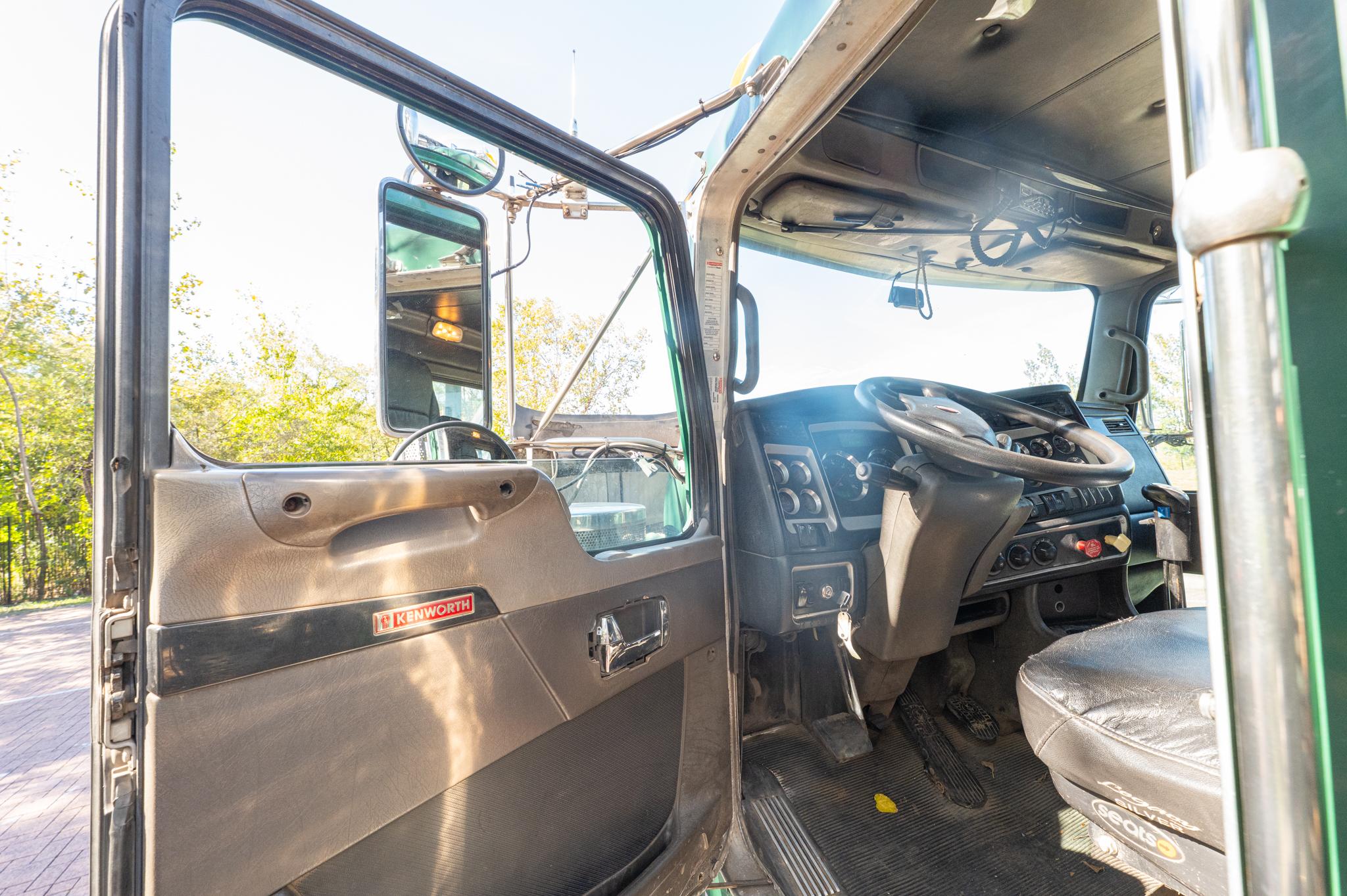 2010 Kenworth T880 Roll-Off - image 14