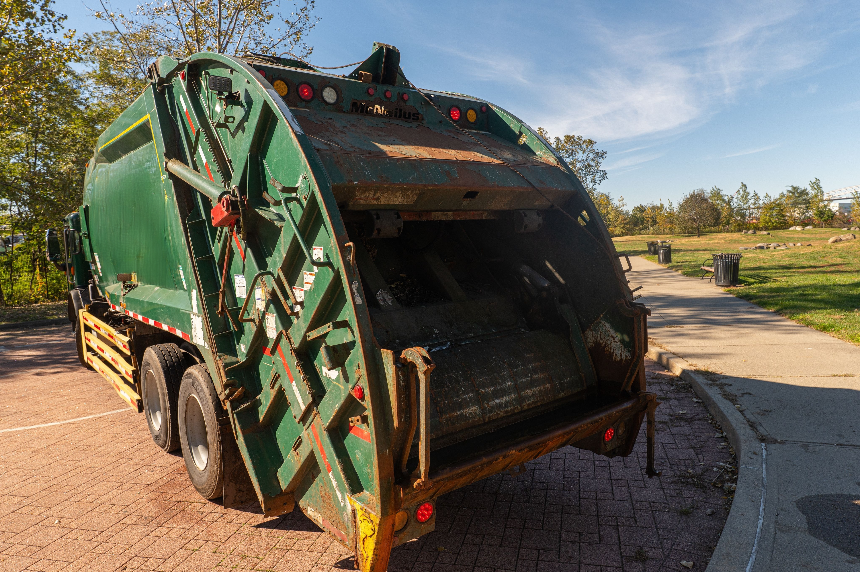 2017 Peterbilt McNeilus Rear Loader - image 10