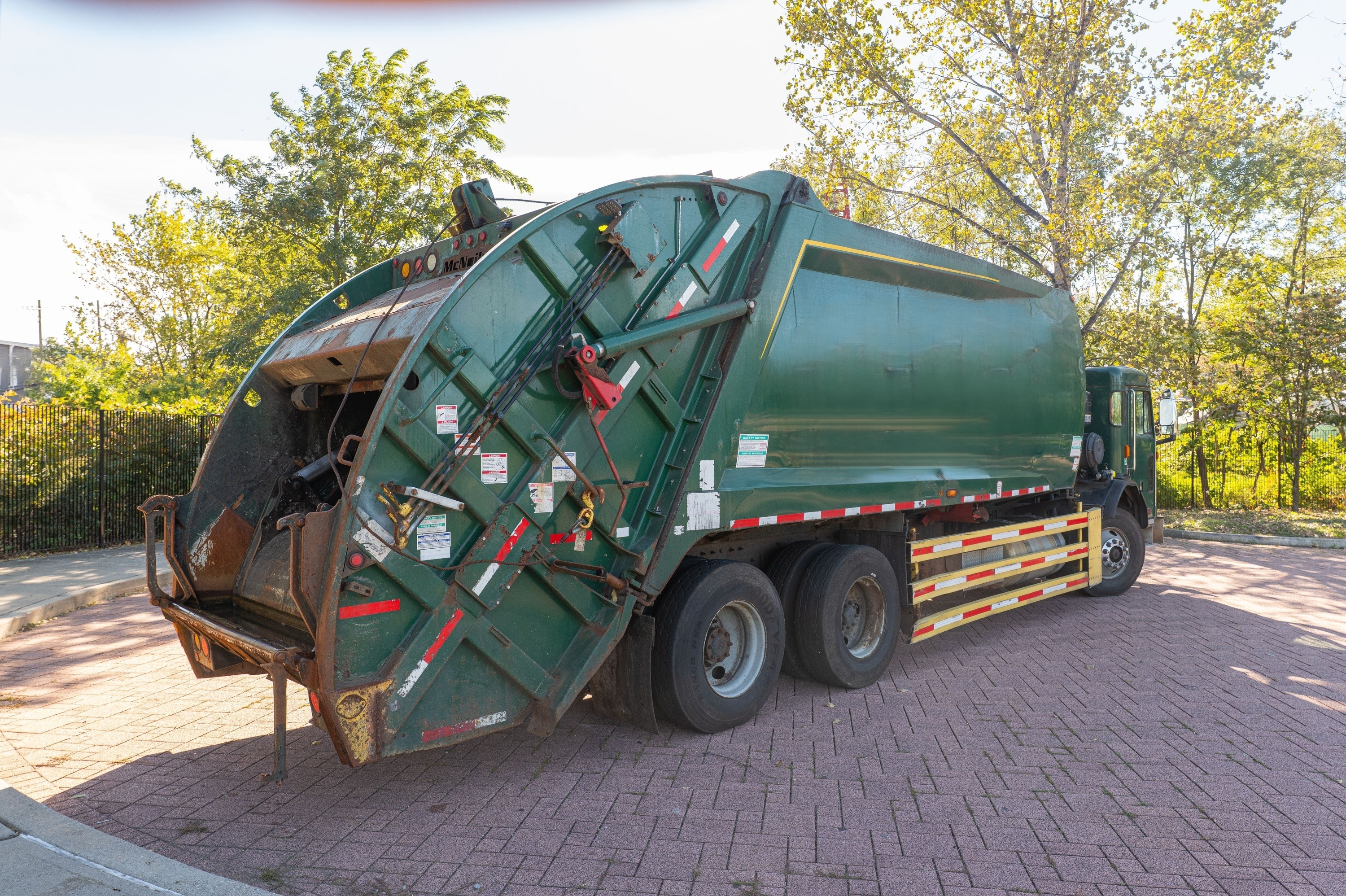2017 Peterbilt McNeilus Rear Loader - image 8