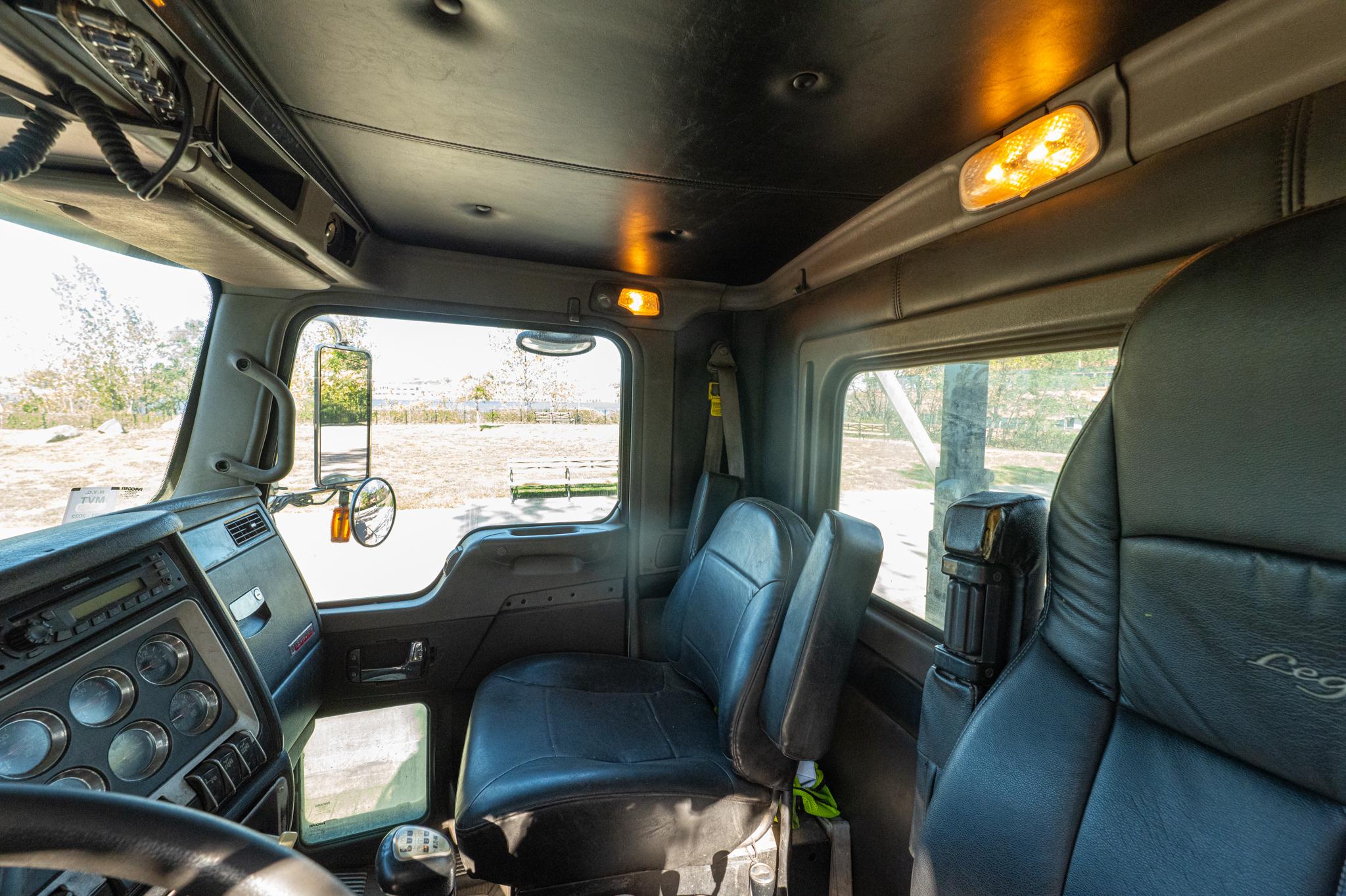 2010 Kenworth T880 Roll-Off - image 15