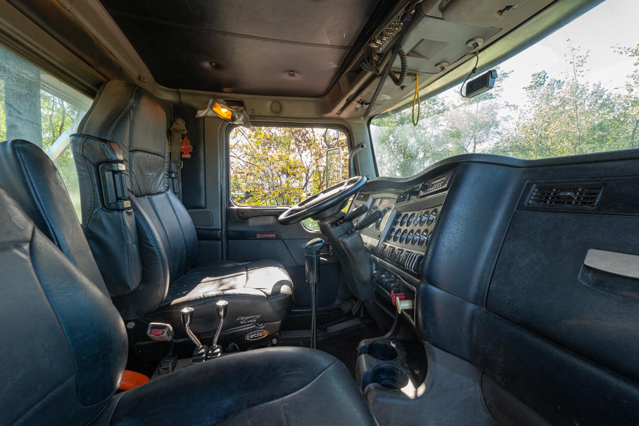 2010 Kenworth T880 Roll-Off - image 19