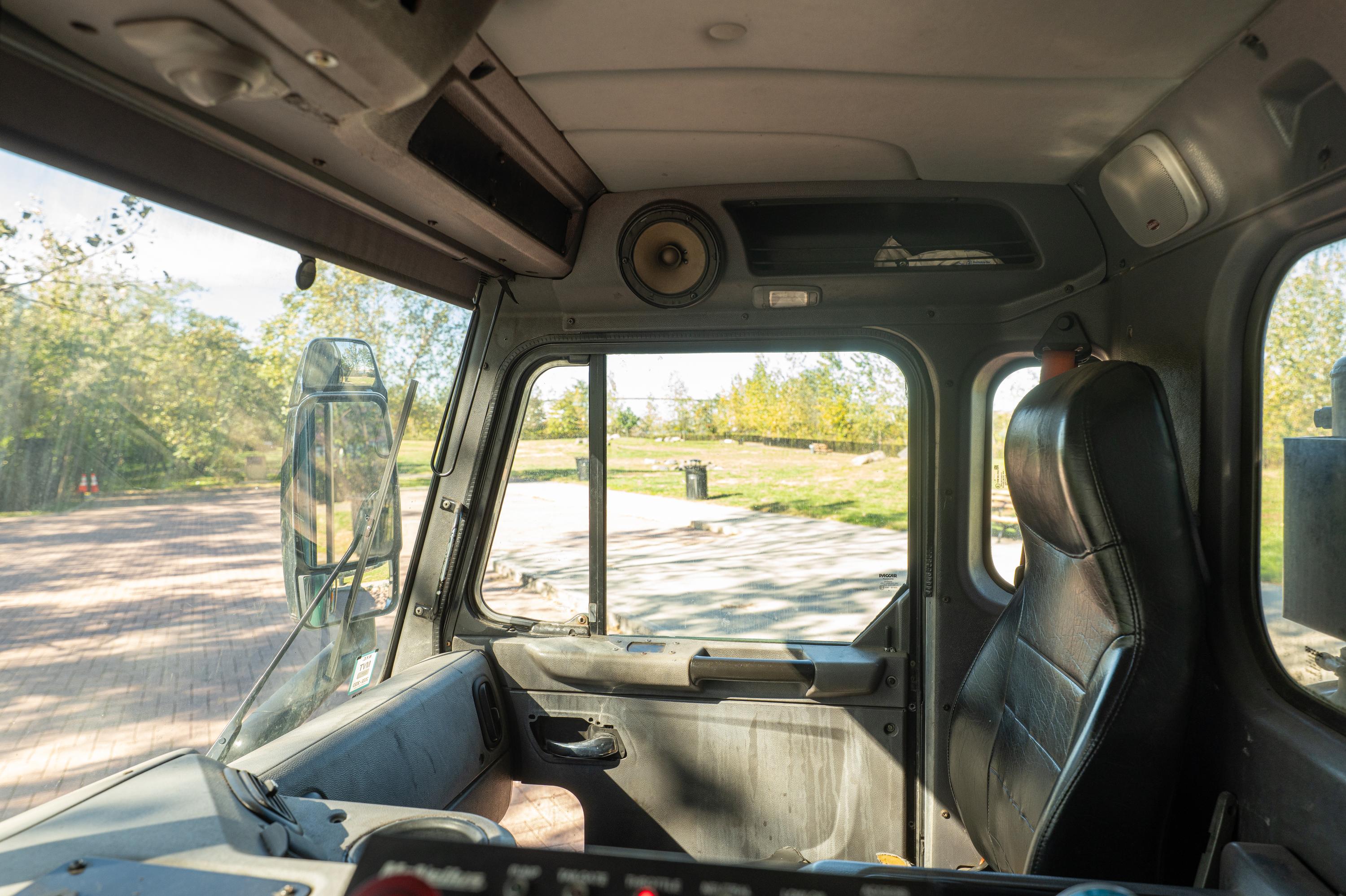2017 Peterbilt McNeilus Rear Loader - image 17