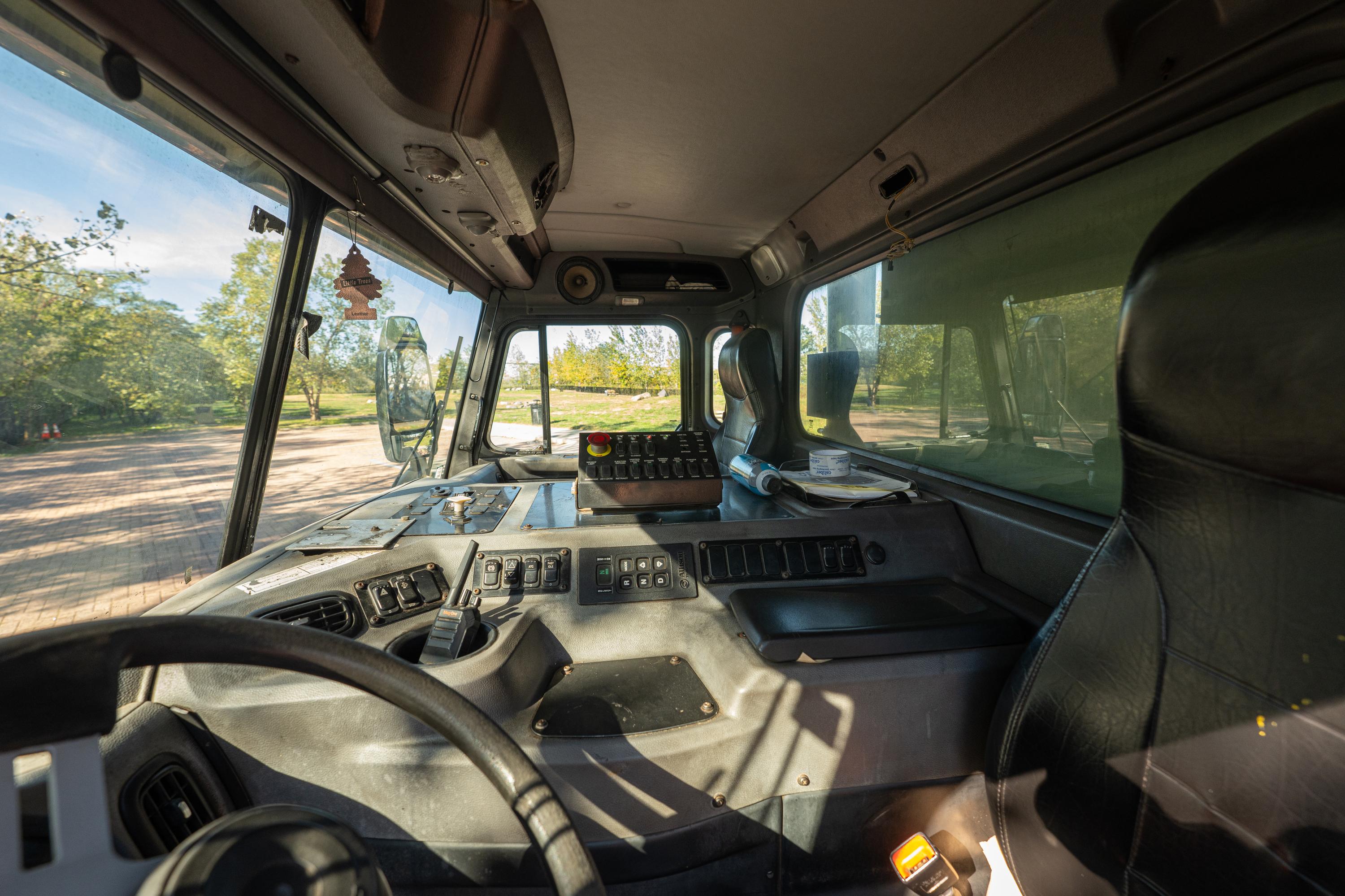 2017 Peterbilt McNeilus Rear Loader - image 14