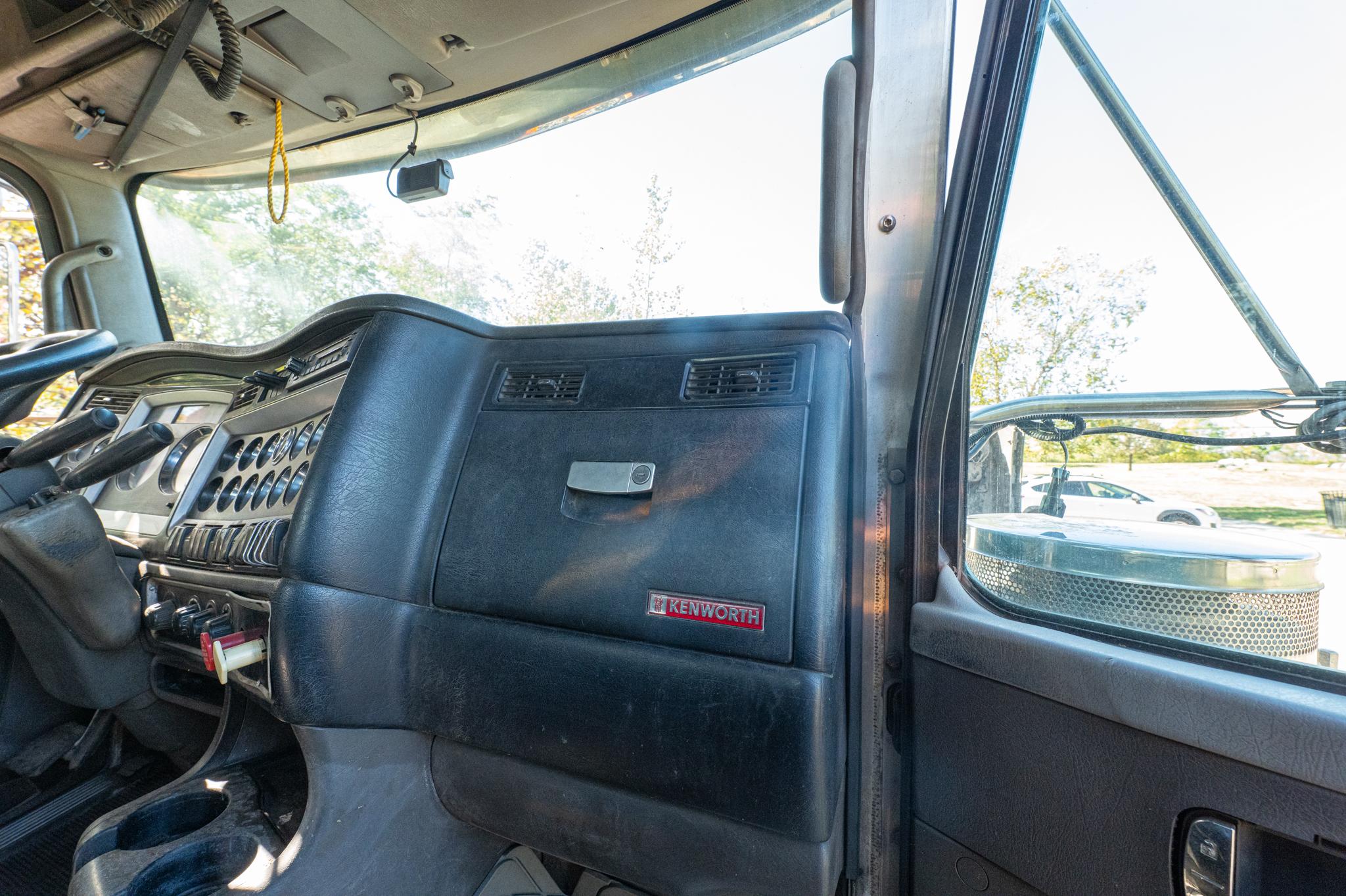 2010 Kenworth T880 Roll-Off - image 21