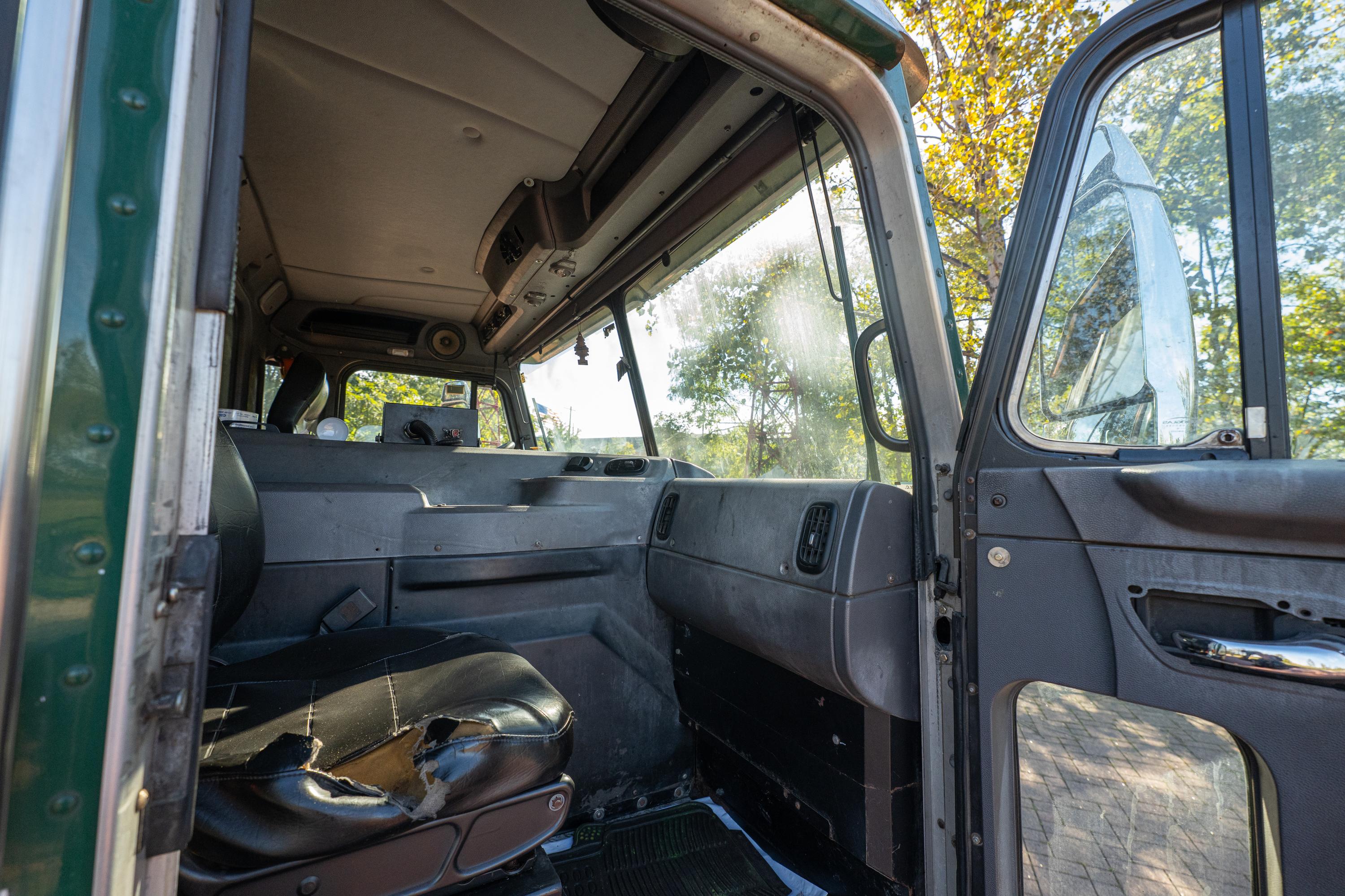 2017 Peterbilt McNeilus Rear Loader - image 24
