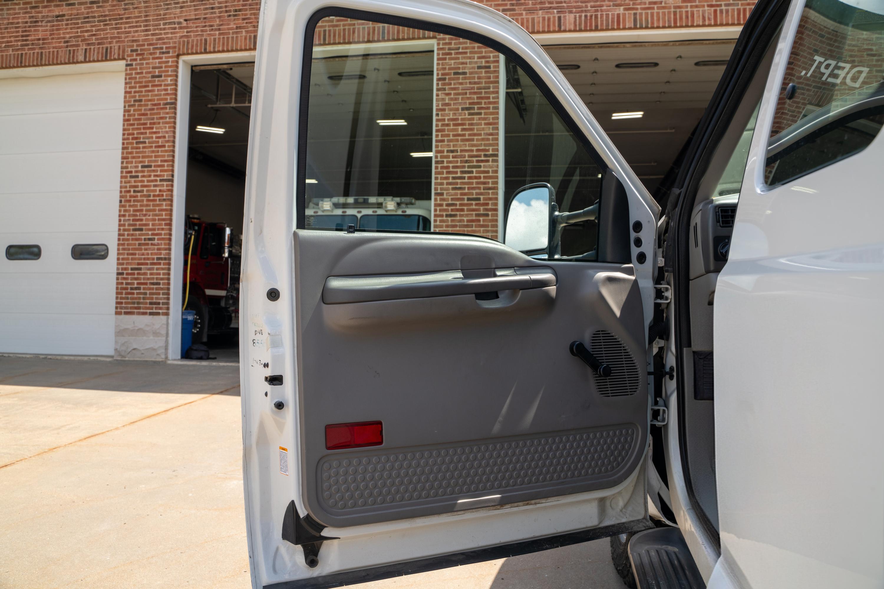 2000 Ford F-250 Utility Truck - image 65
