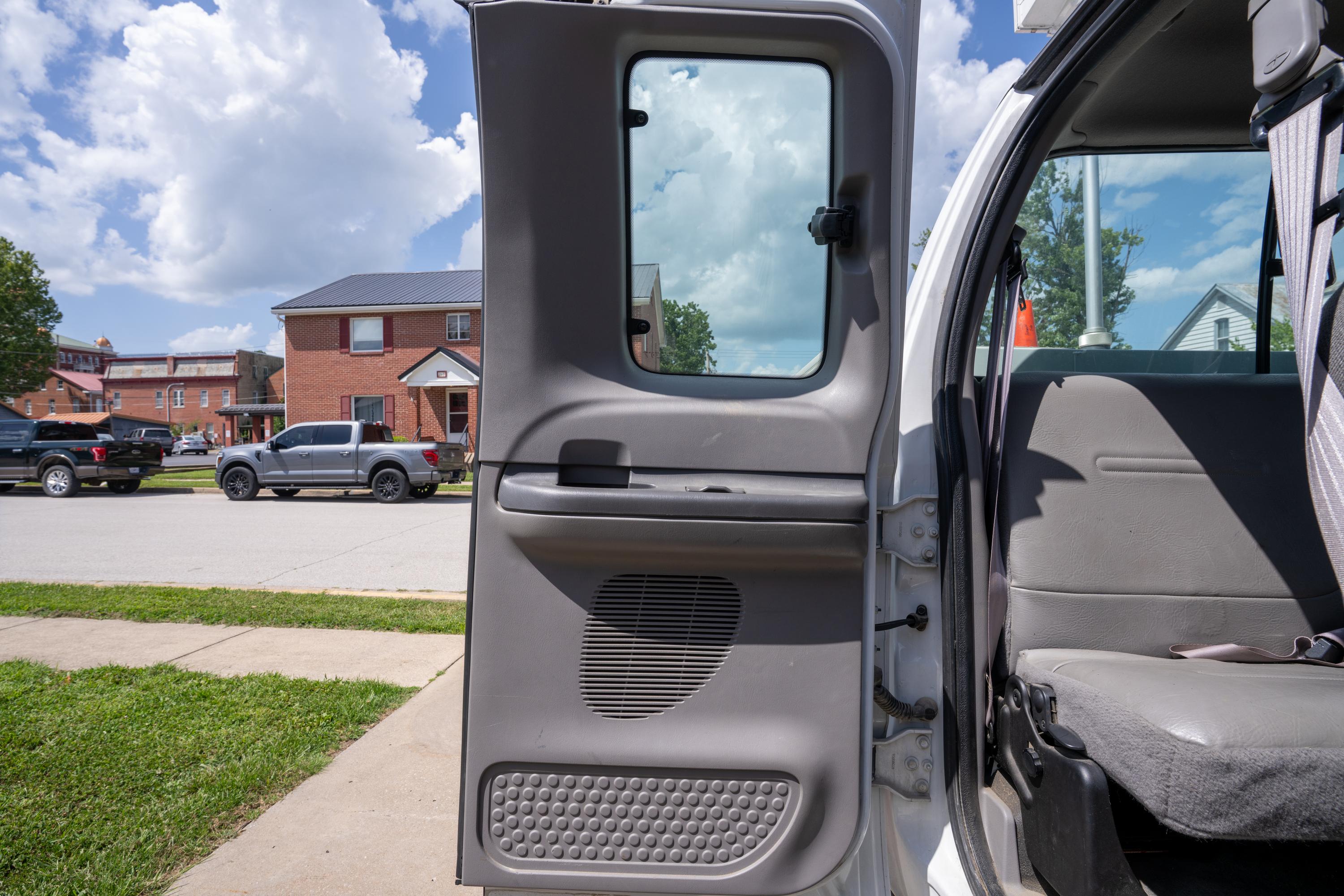 2000 Ford F-250 Utility Truck - image 89