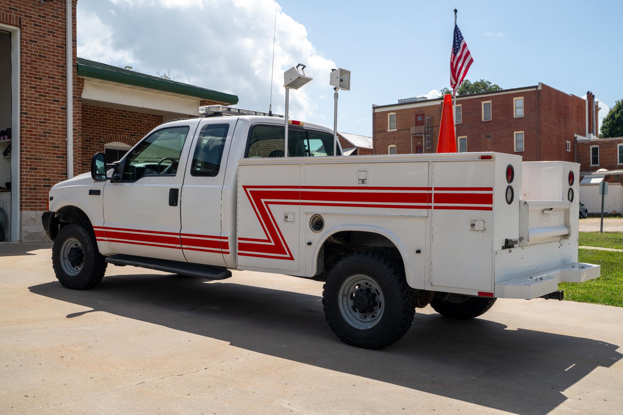 2000 Ford F-250 Utility Truck - image 4