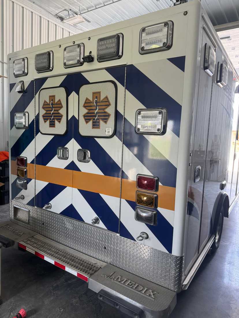 2014 Medix Ford Type III Ambulance — photo 6