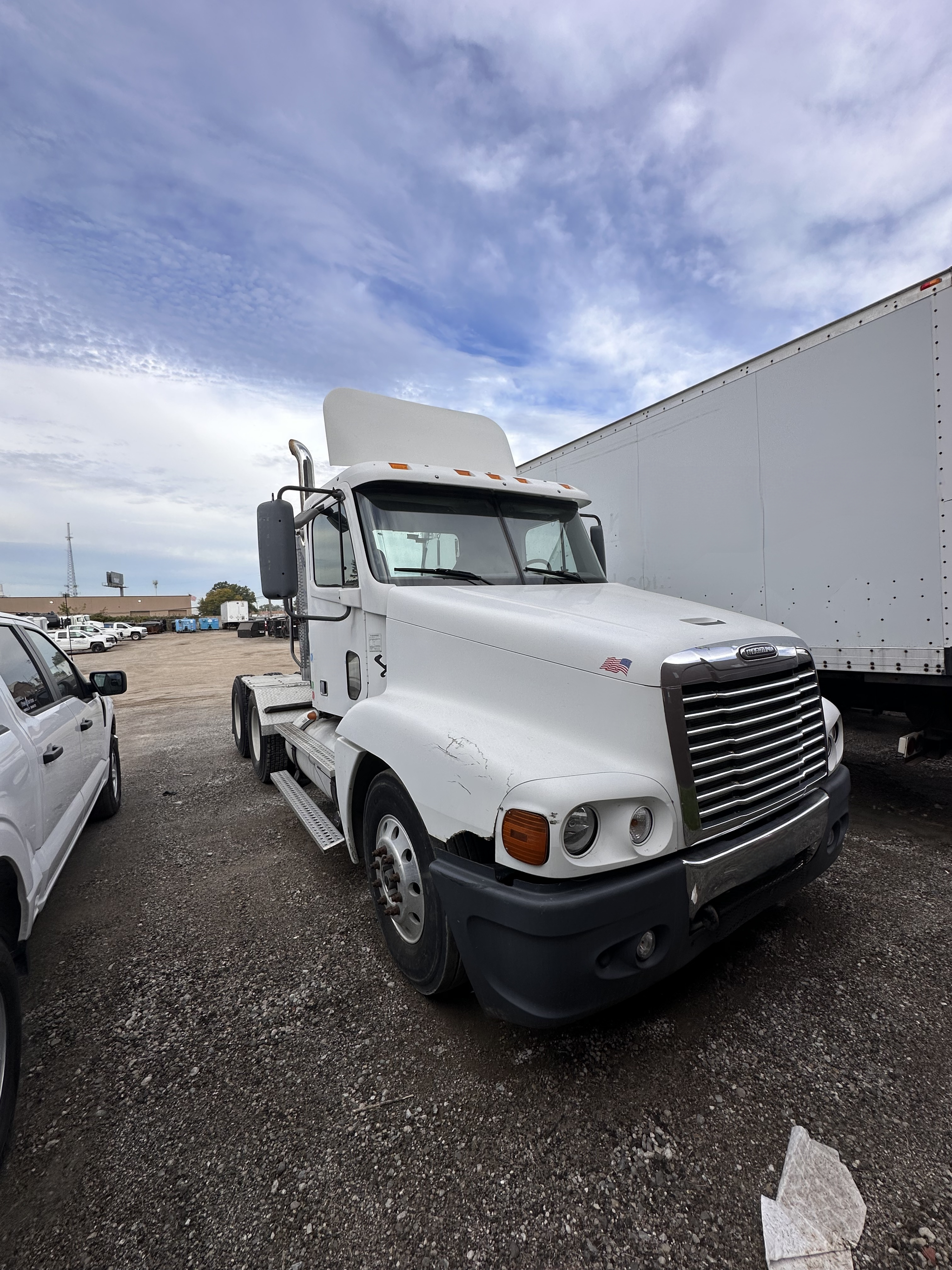 2007 Freightliner Century Class S/T Day Cab Tractor - image 4