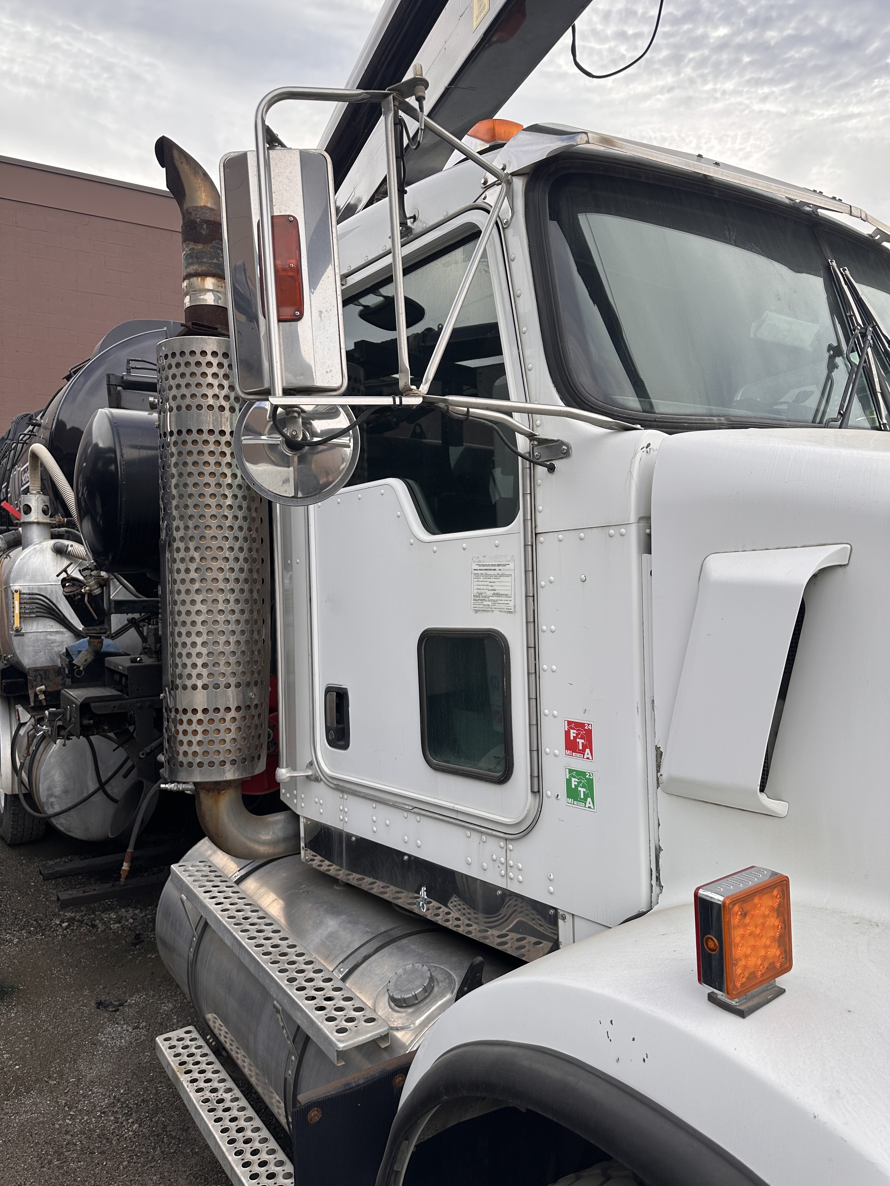 2006 Kenworth Vactor Combination - image 4