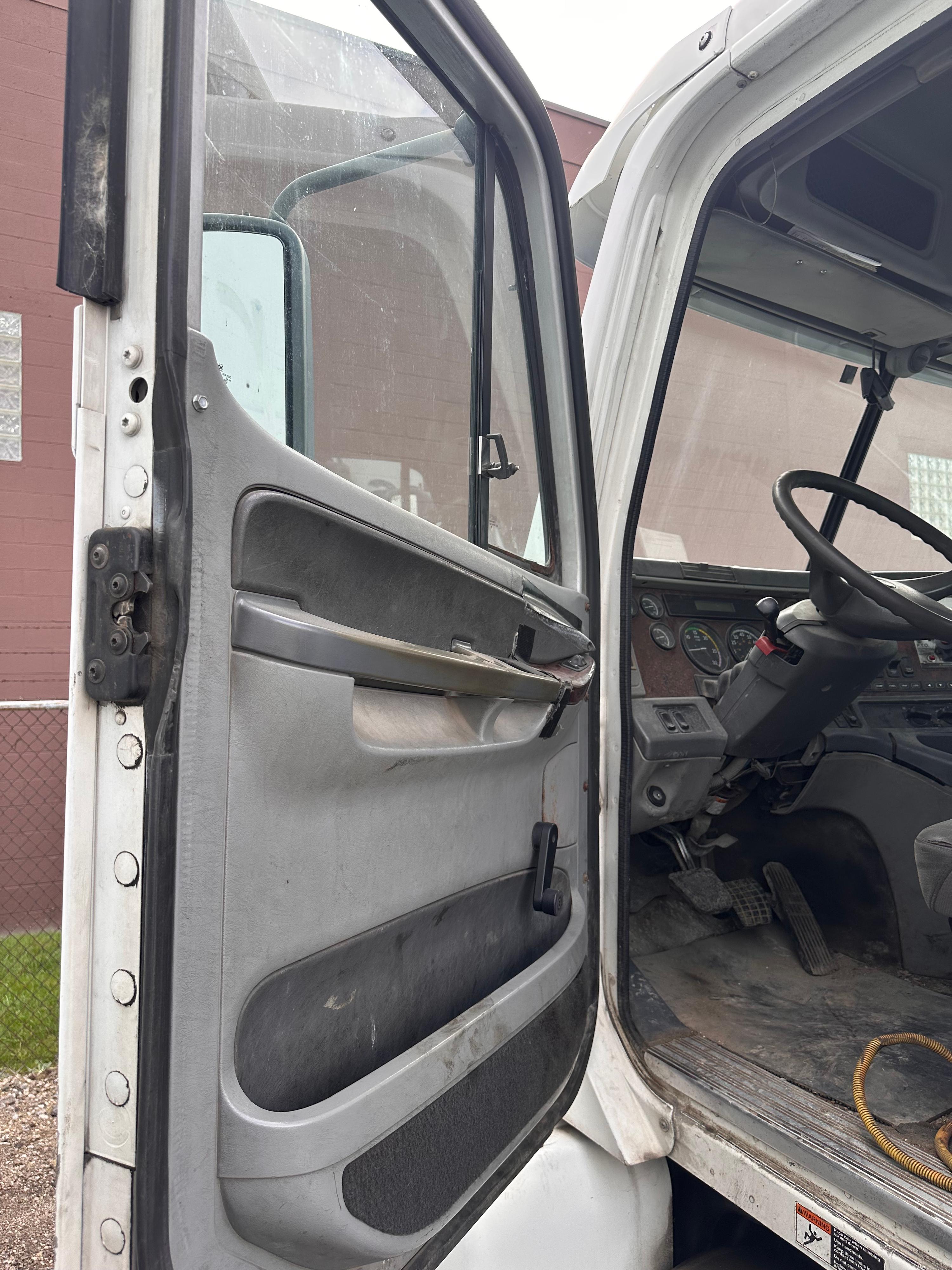 2007 Freightliner Century Class S/T Day Cab Tractor - image 26