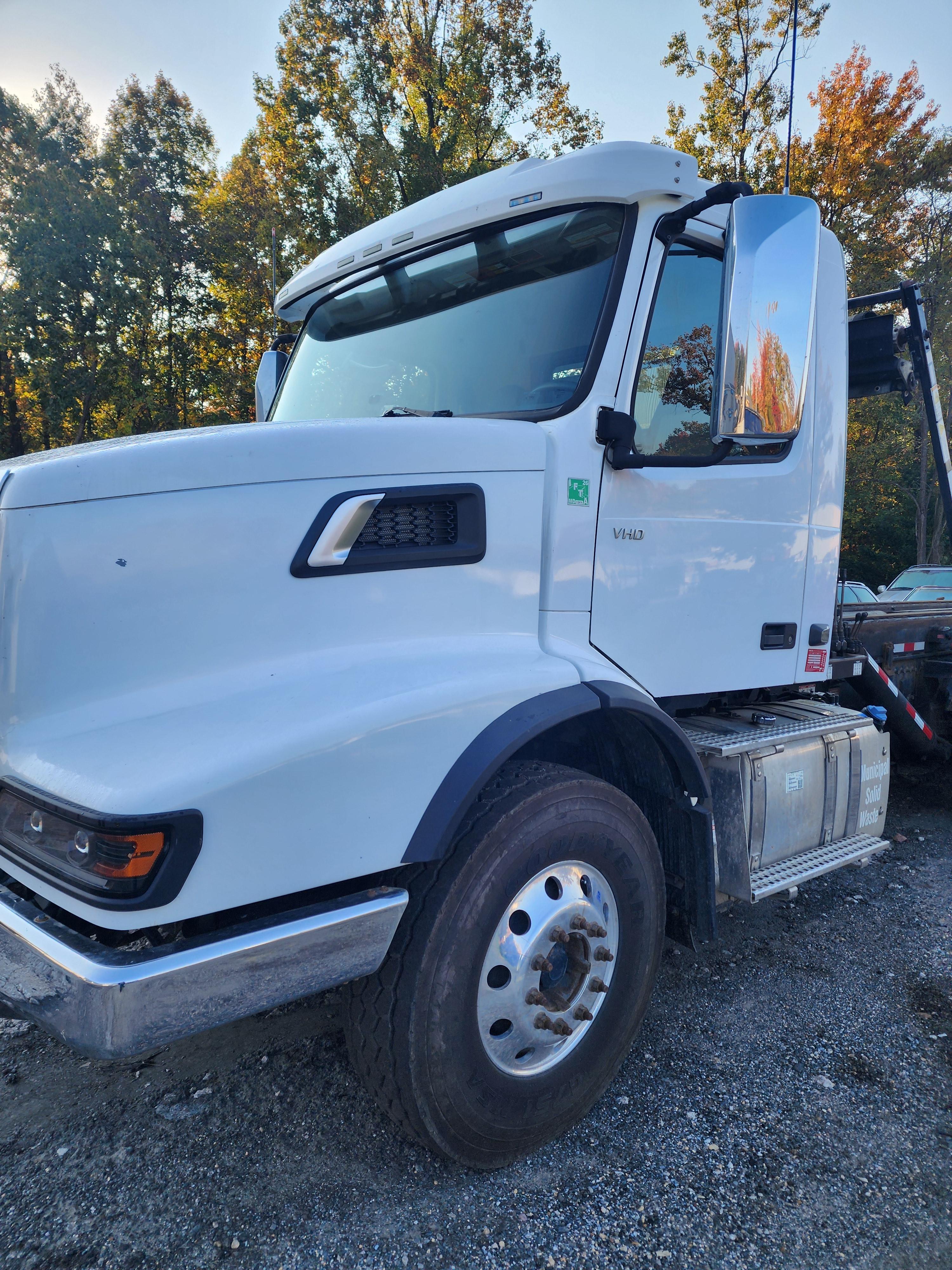 2022 Volvo Galfab Roll-Off - image 2