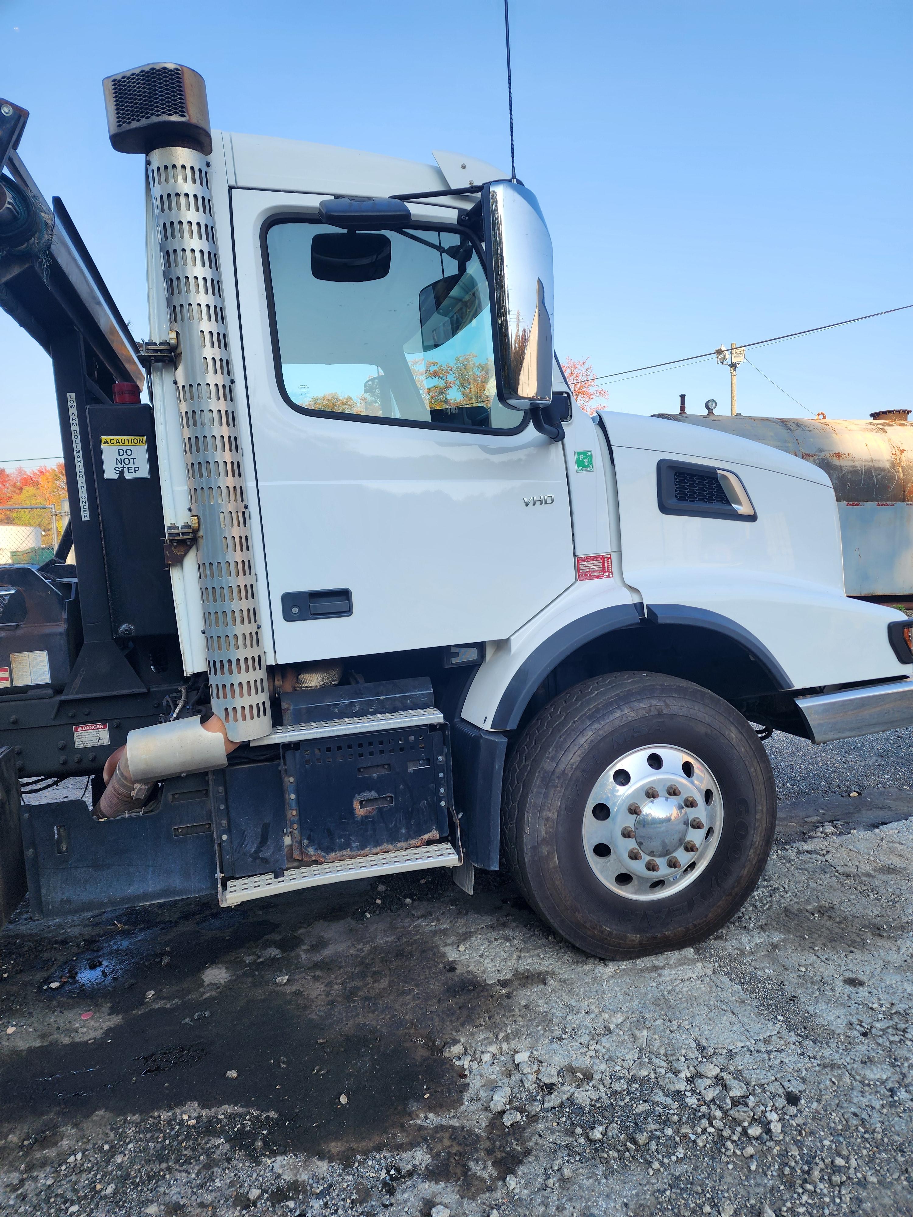2022 Volvo Galfab Roll-Off - image 7