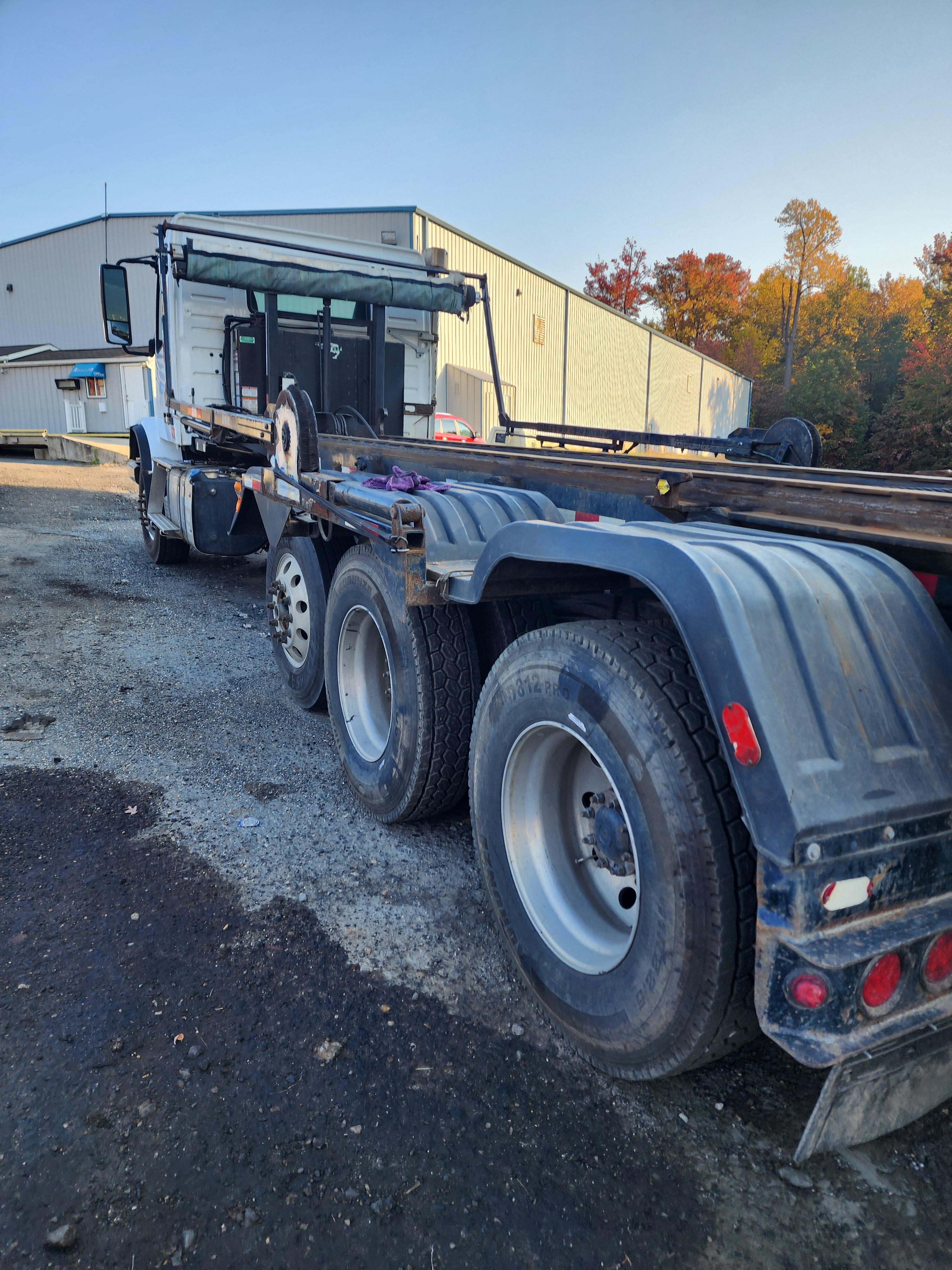 2022 Volvo Galfab Roll-Off - image 10