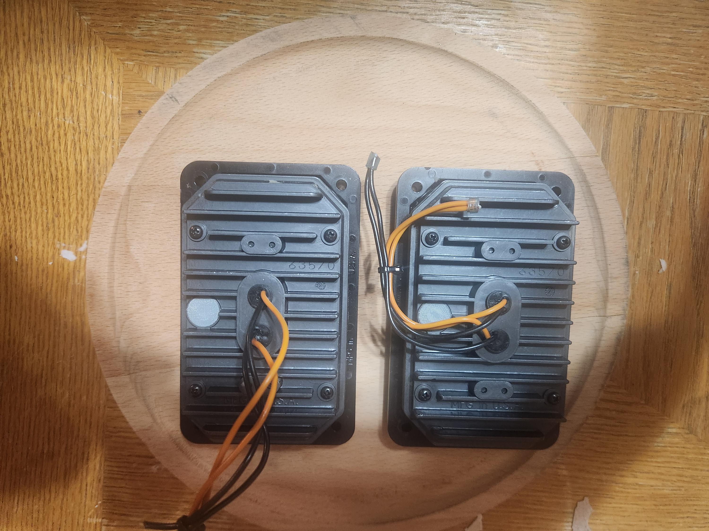 Whelen 400 series amber lighthead - image 1