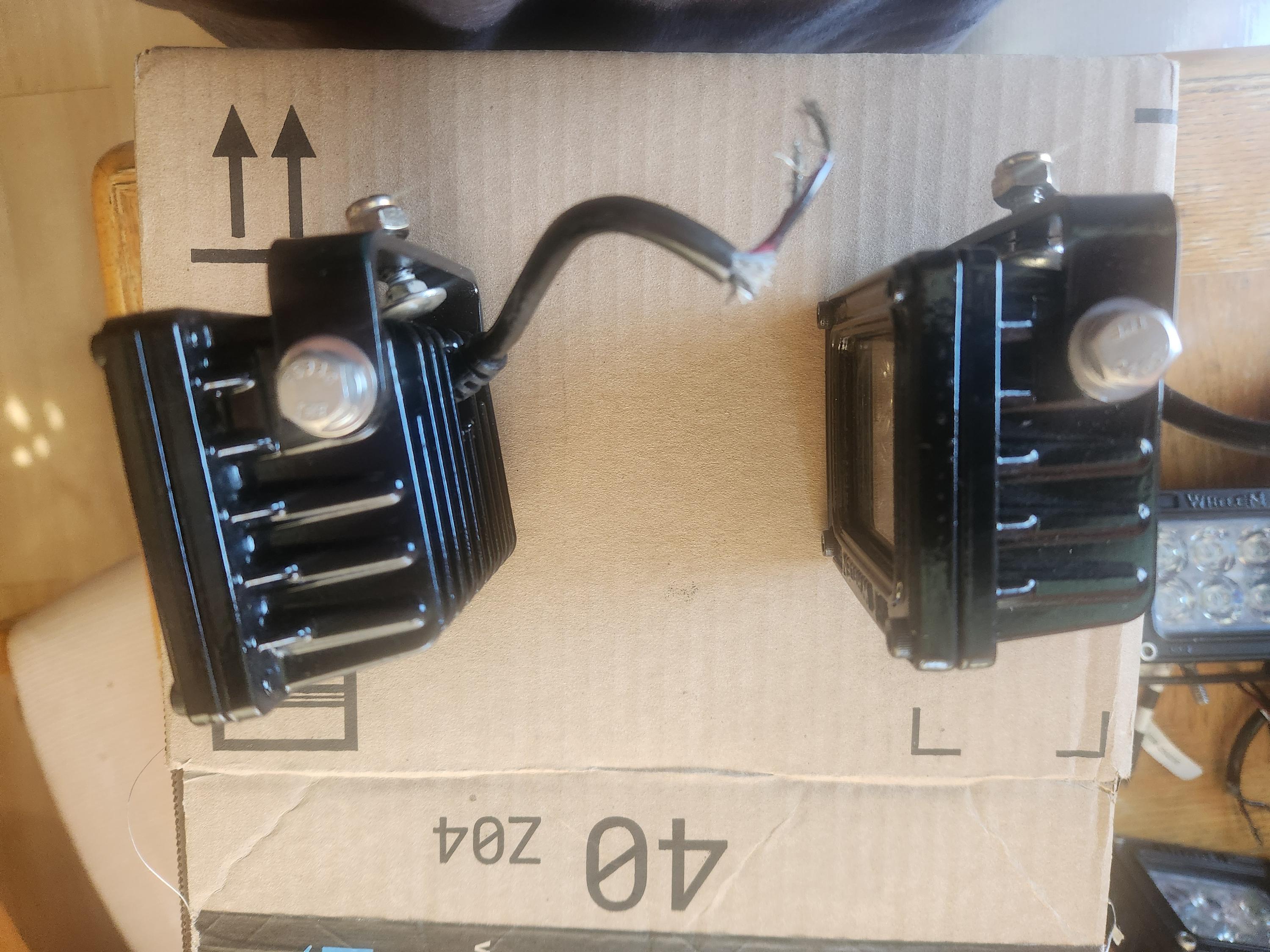 Whelen nano flood lights in good working condition - image 6