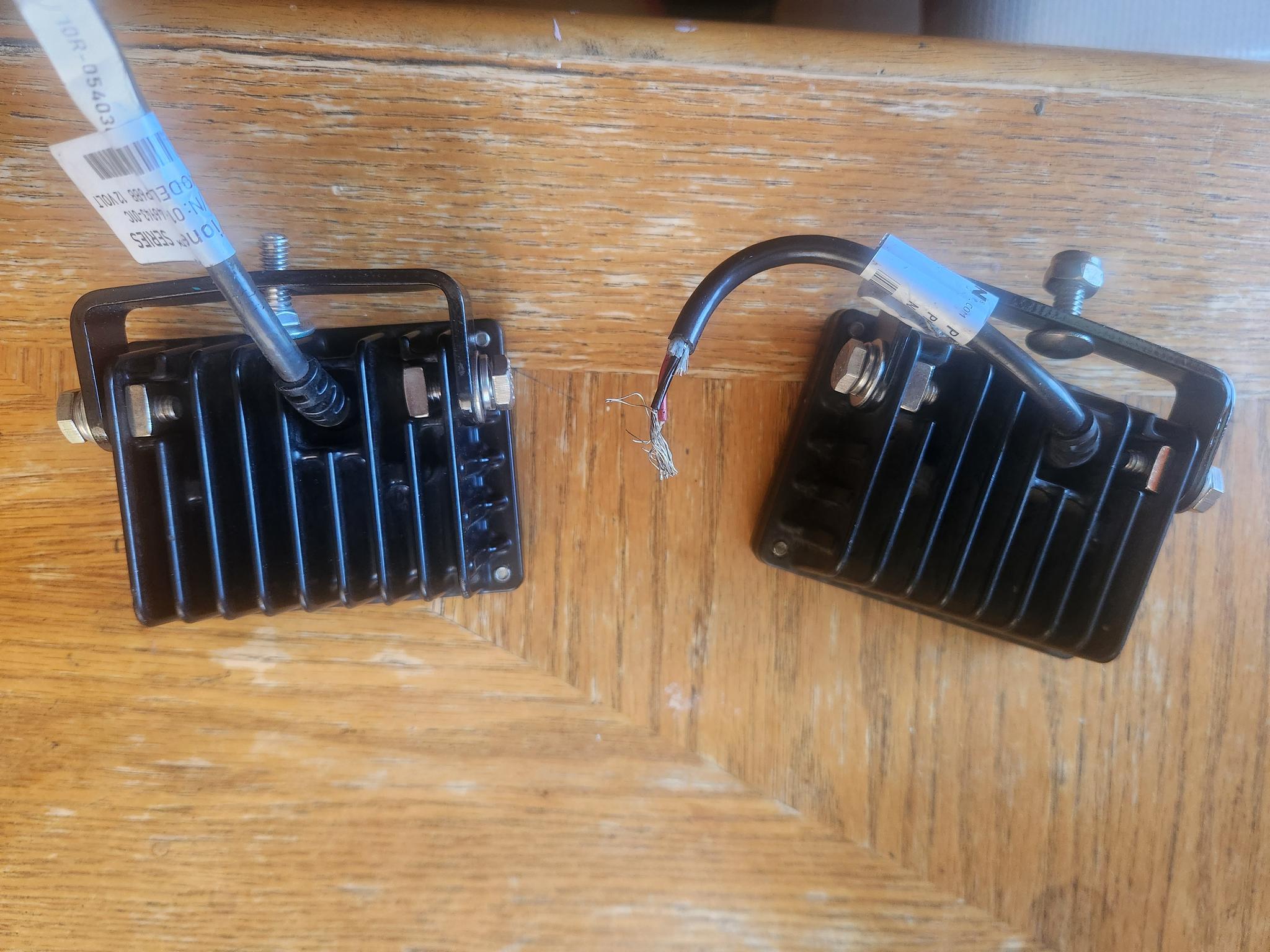 Whelen nano flood lights in good working condition - image 2