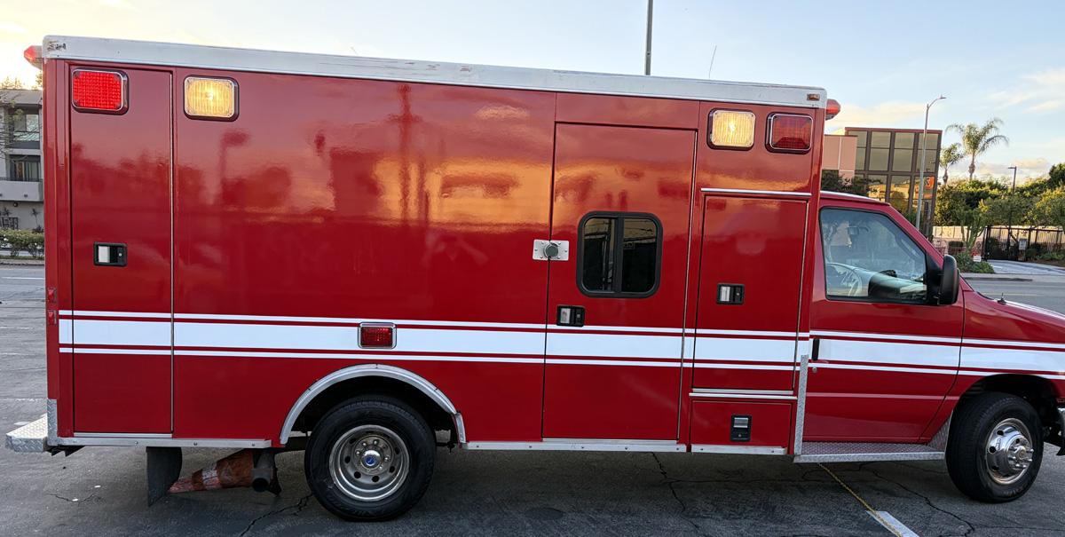 2005 Ford e450 Type III Ambulance - image 4