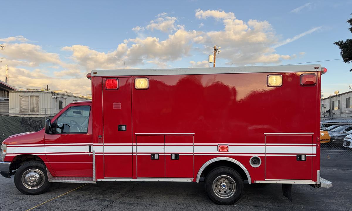 2005 Ford e450 Type III Ambulance - image 5