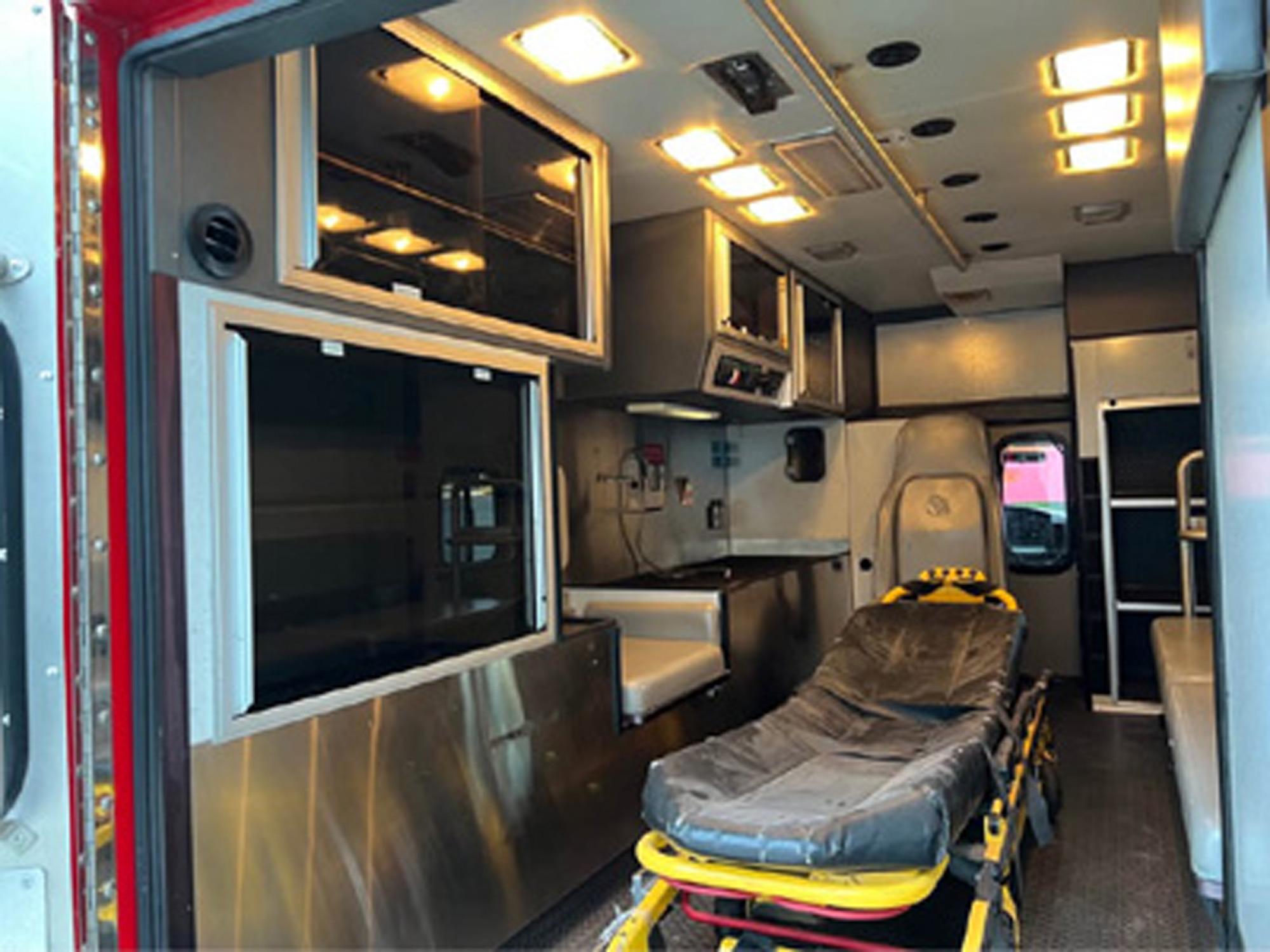 2005 Ford e450 Type III Ambulance - image 9