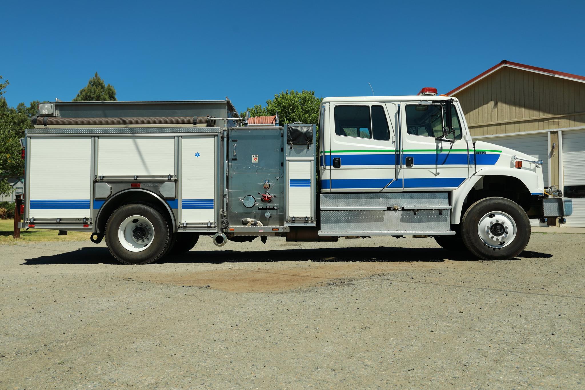 2001 Freightliner 114SD 4x4 Pumper - image 2