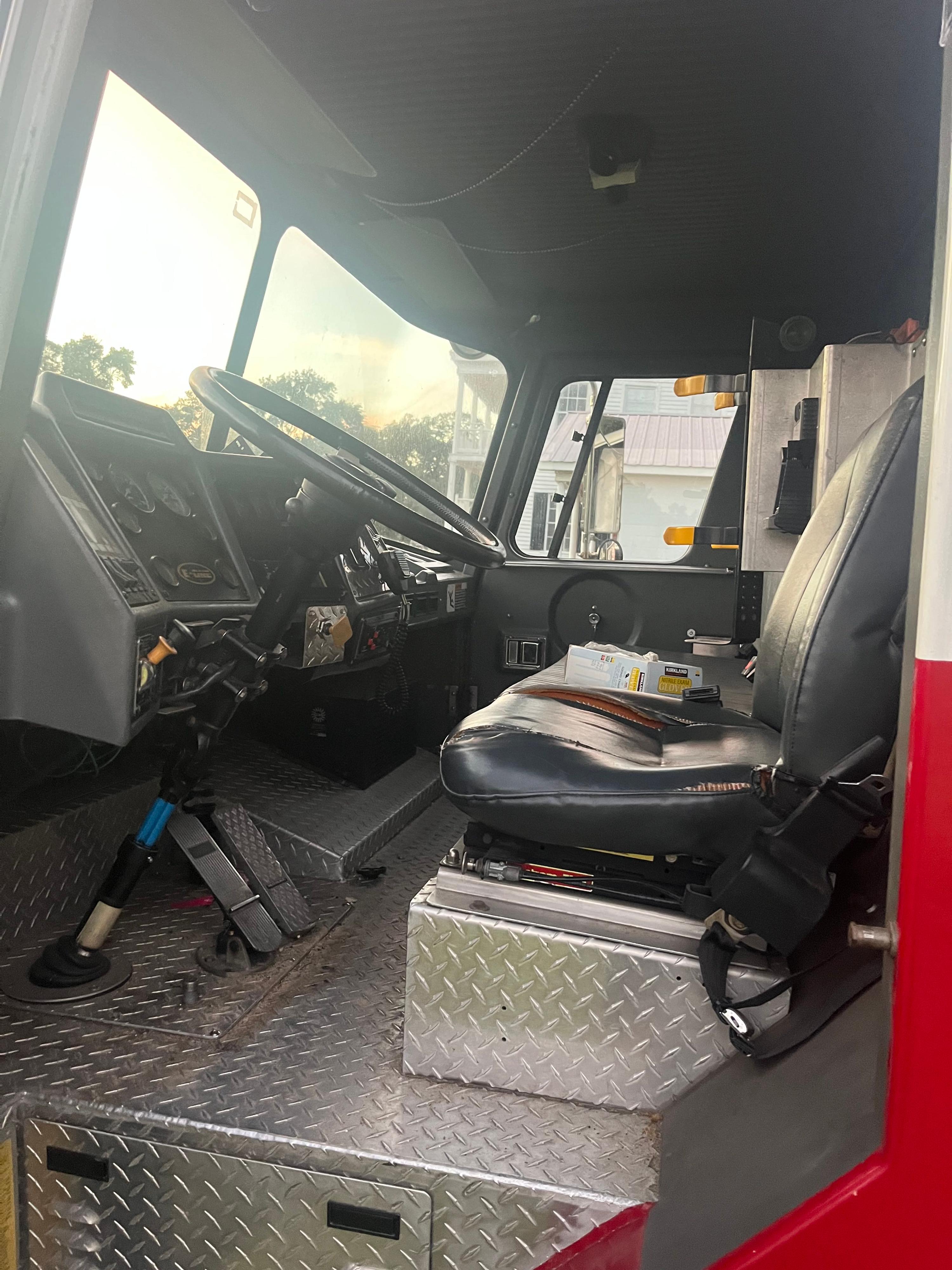 1991 E-One Cyclone Pumper - image 9