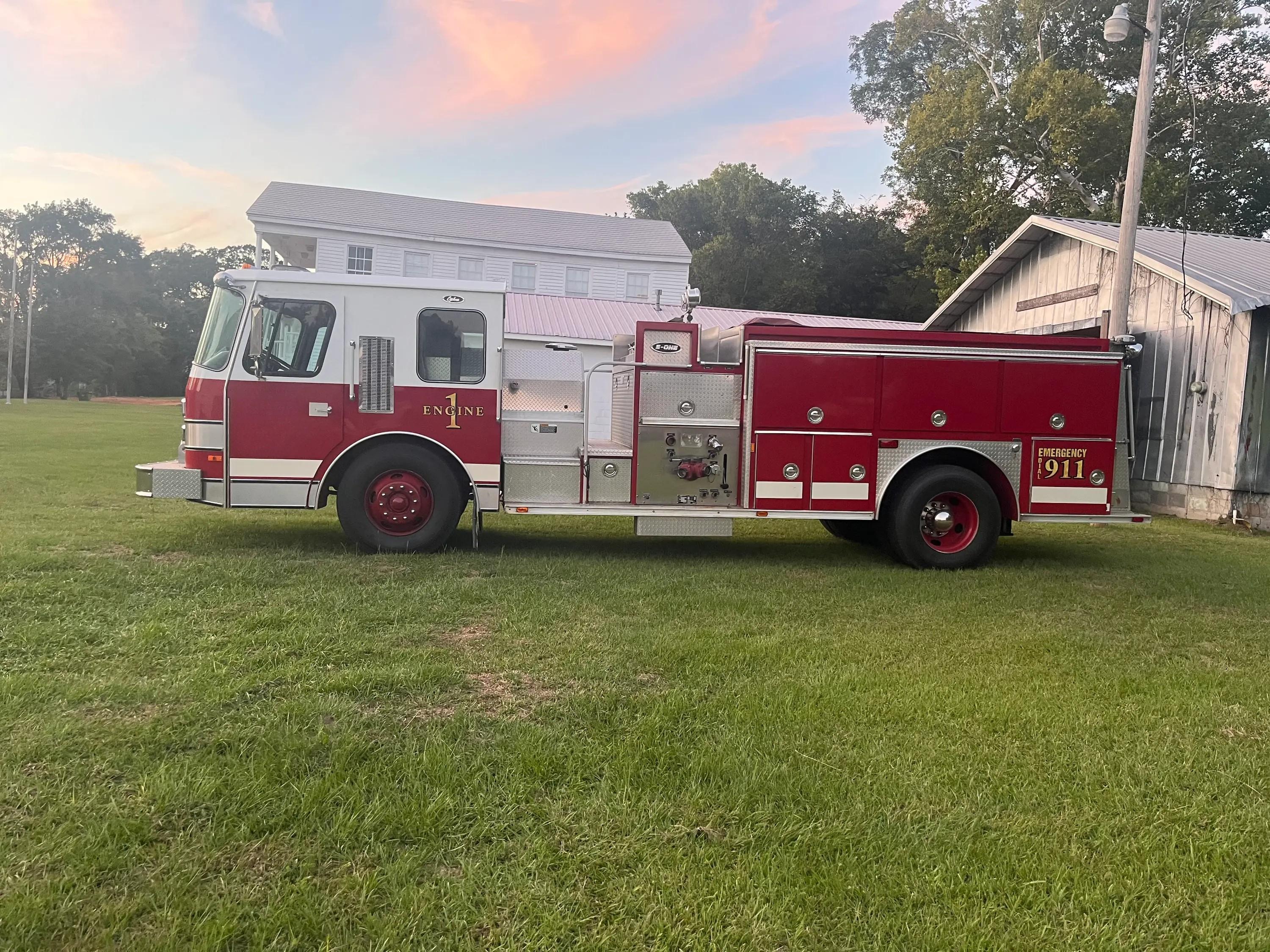 1991 E-One Cyclone Pumper - image 3