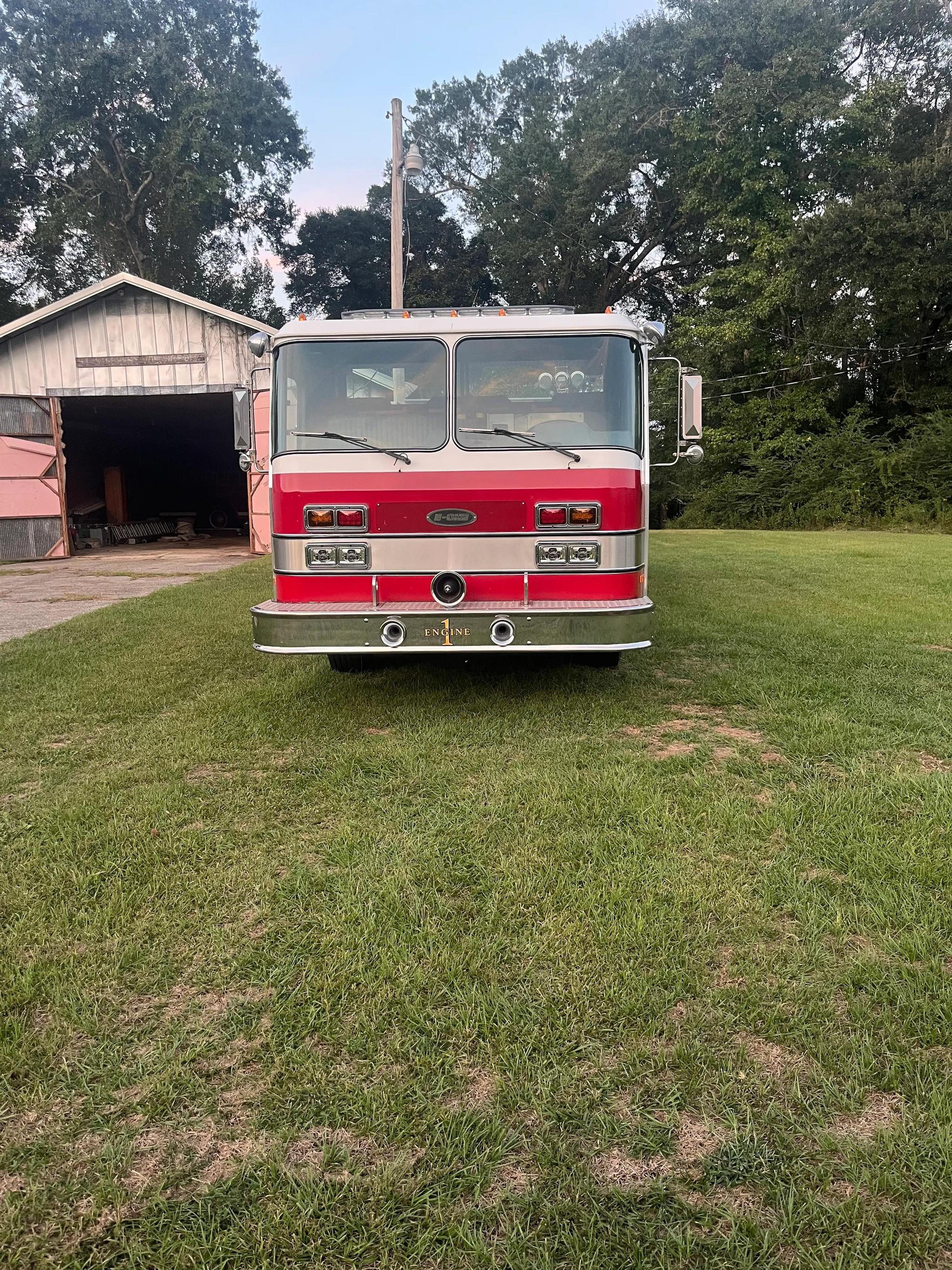 1991 E-One Cyclone Pumper - image 4