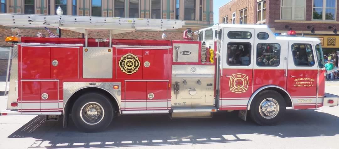 2000 E-One Cyclone Pumper - image 2