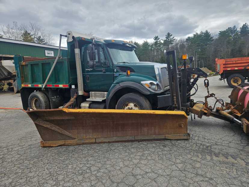 2012 International  7400 SFA 4×2 Dump Truck w/ Plow