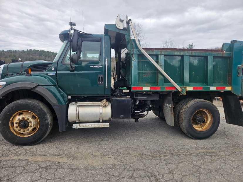 2012 International  7400 SFA 4×2 Dump Truck w/ Plow — photo 2