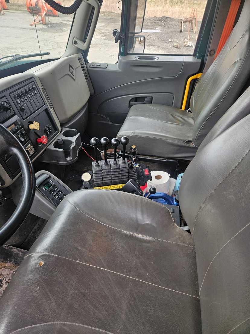 2012 International  7400 SFA 4×2 Dump Truck w/ Plow — photo 4