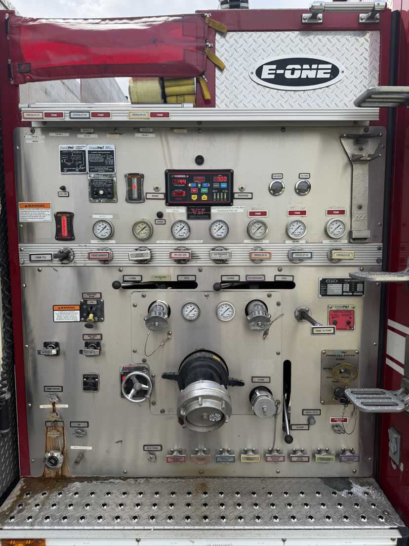 2005 E-One Tyhpoon Pumper — photo 6