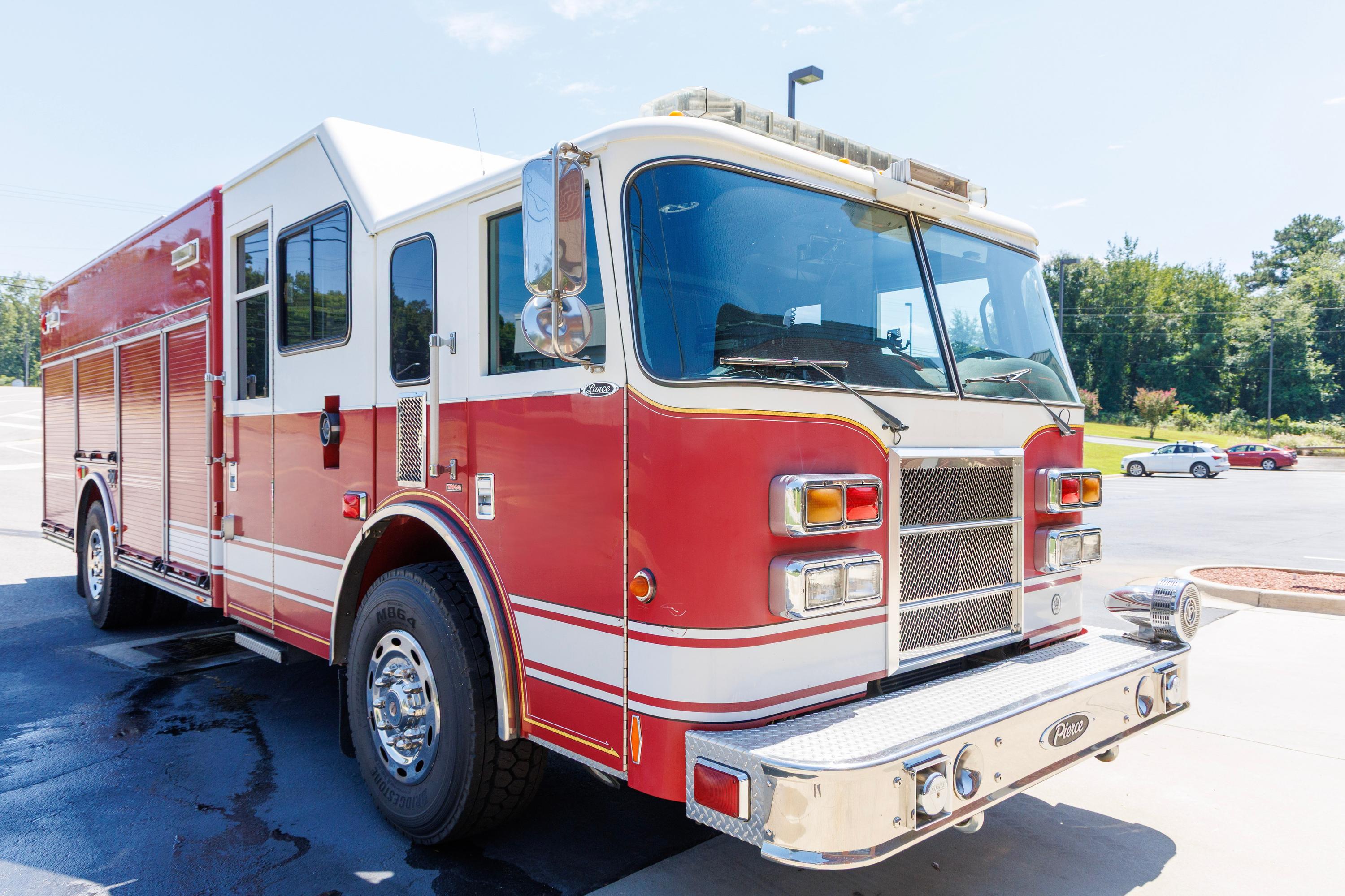 2004 Pierce Lance Heavy Rescue - image 3