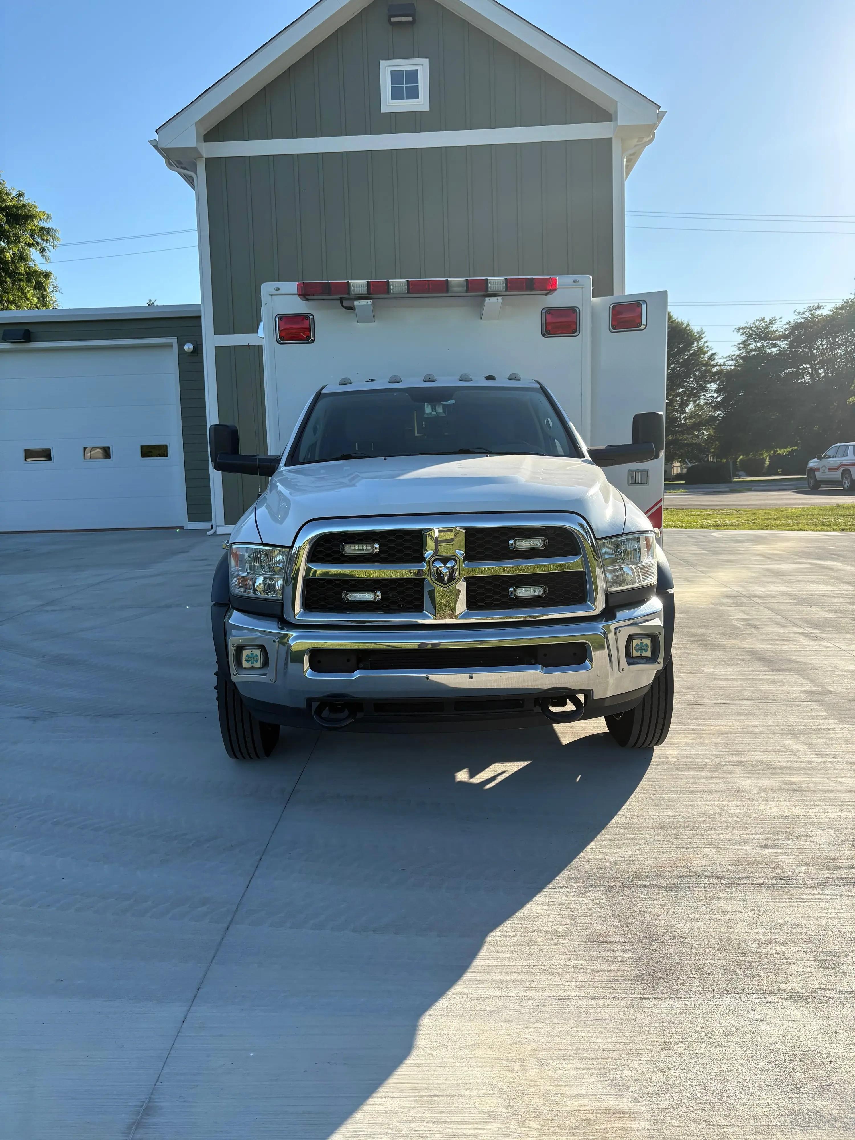 2016 LifeLine Dodge 4x4 Type I Ambulance - image 2