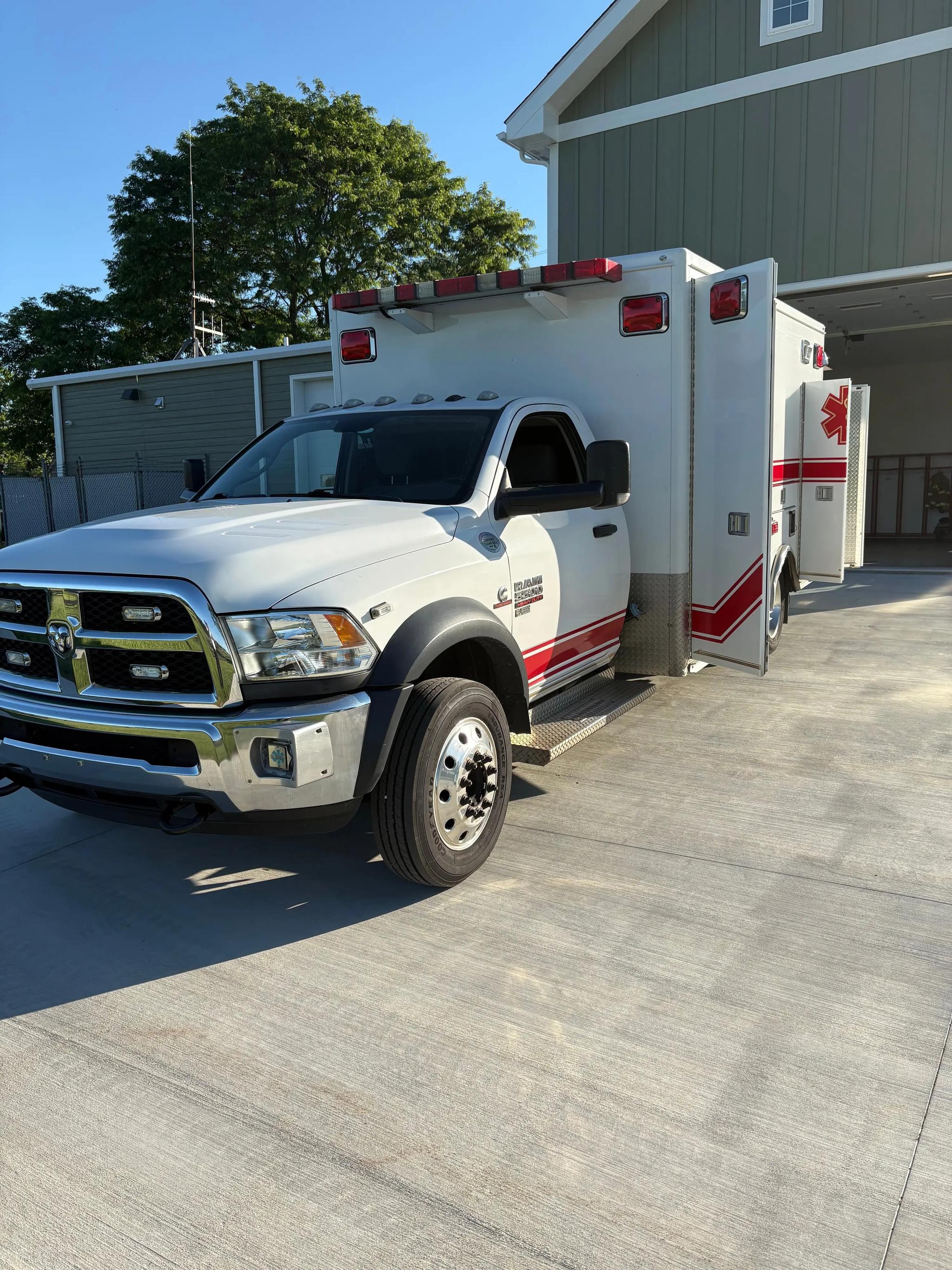 2016 LifeLine Dodge 4x4 Type I Ambulance - image 1