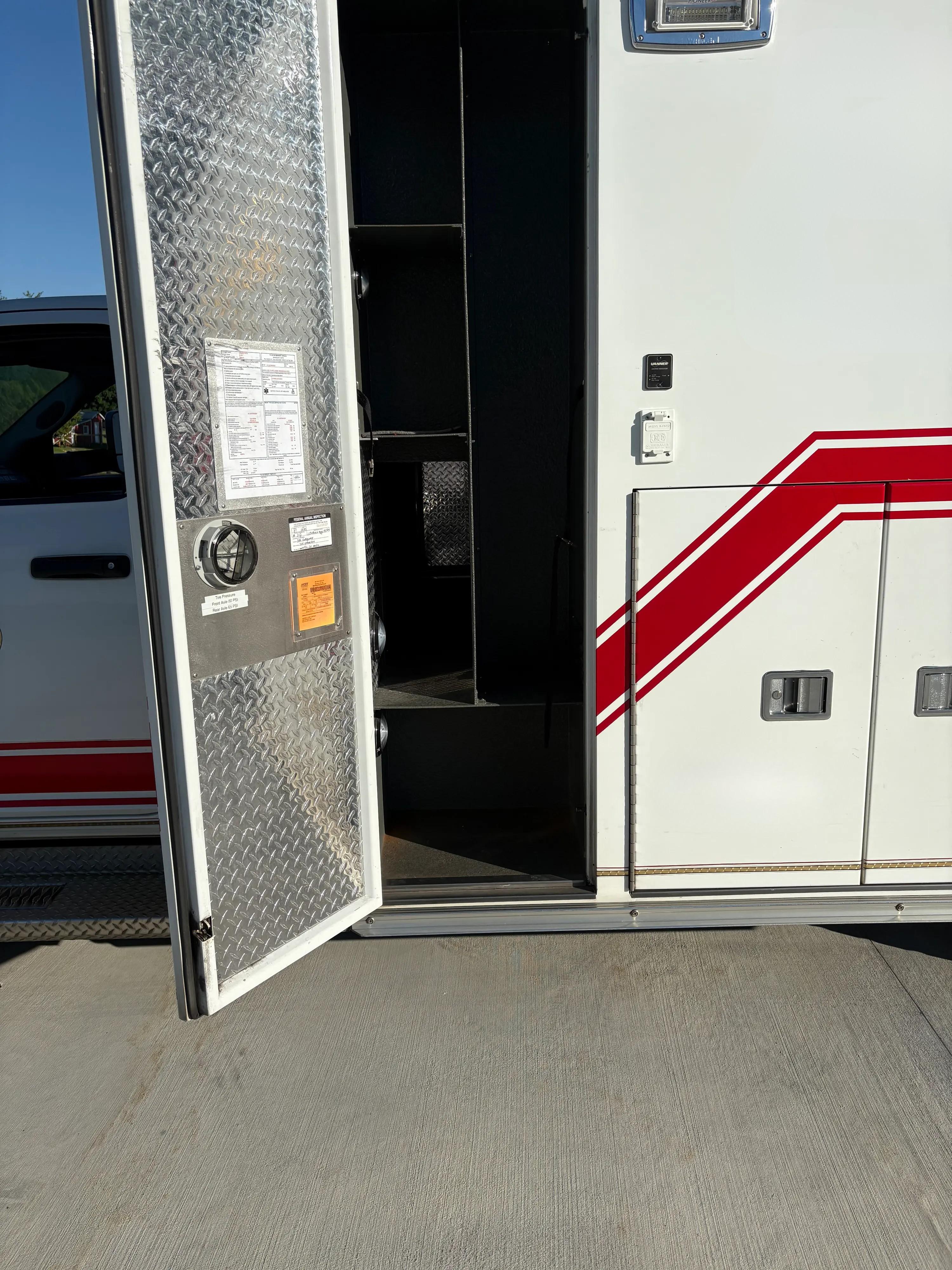 2016 LifeLine Dodge 4x4 Type I Ambulance - image 12