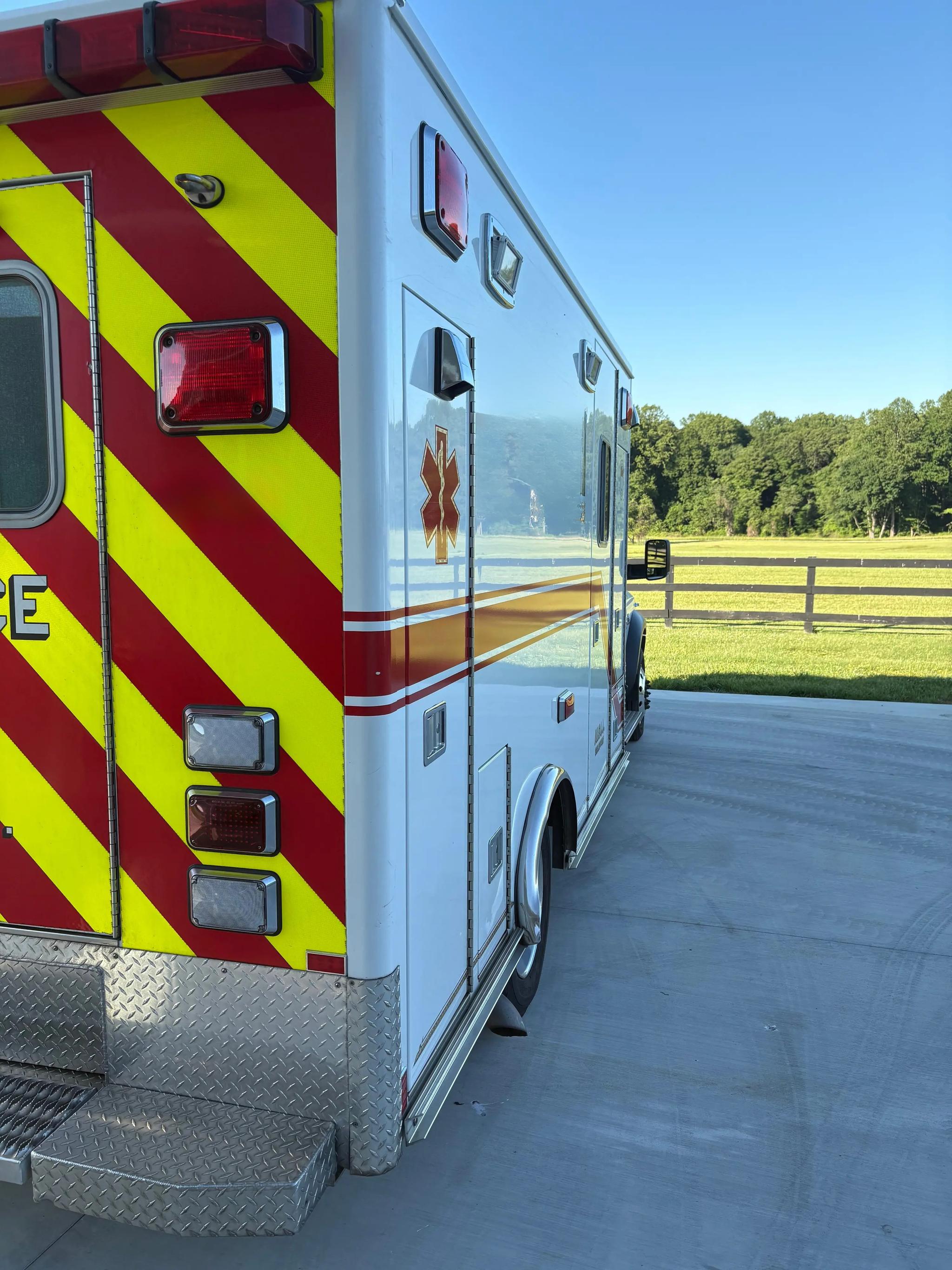 2016 LifeLine Dodge 4x4 Type I Ambulance - image 4