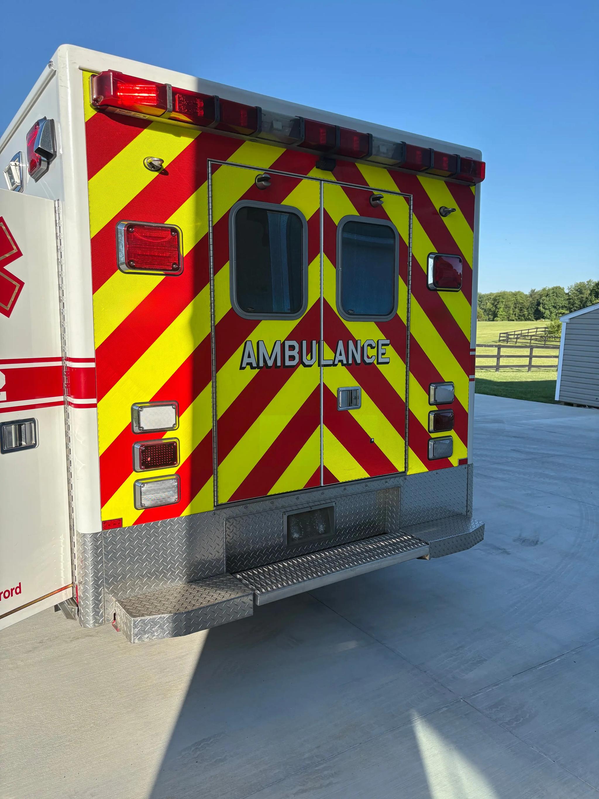 2016 LifeLine Dodge 4x4 Type I Ambulance - image 3
