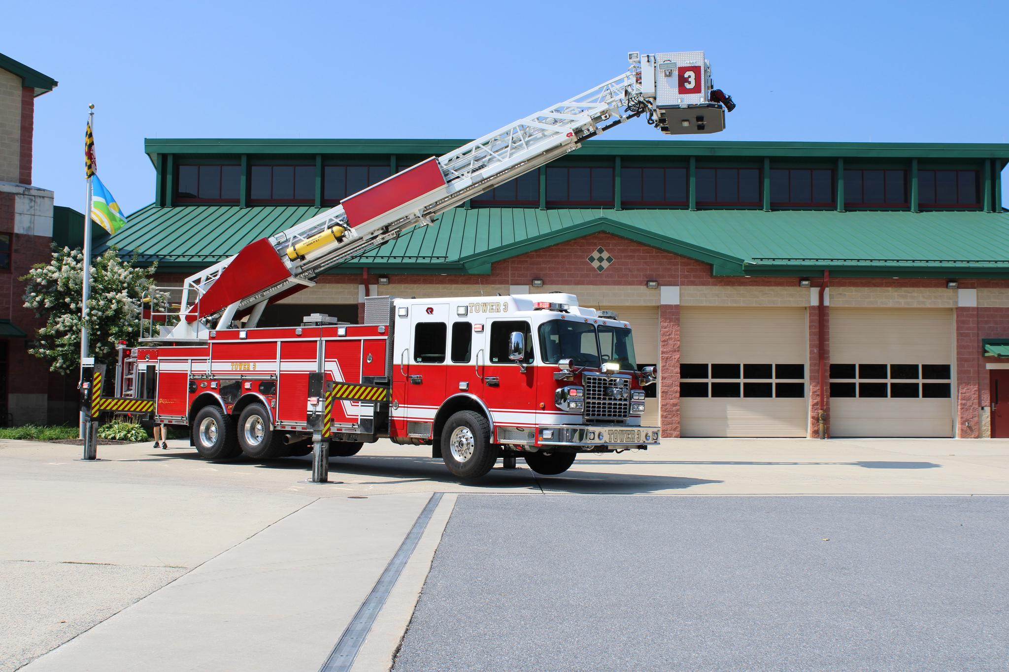 2012 Rosenbauer Spartan 104' Aerial - image 2