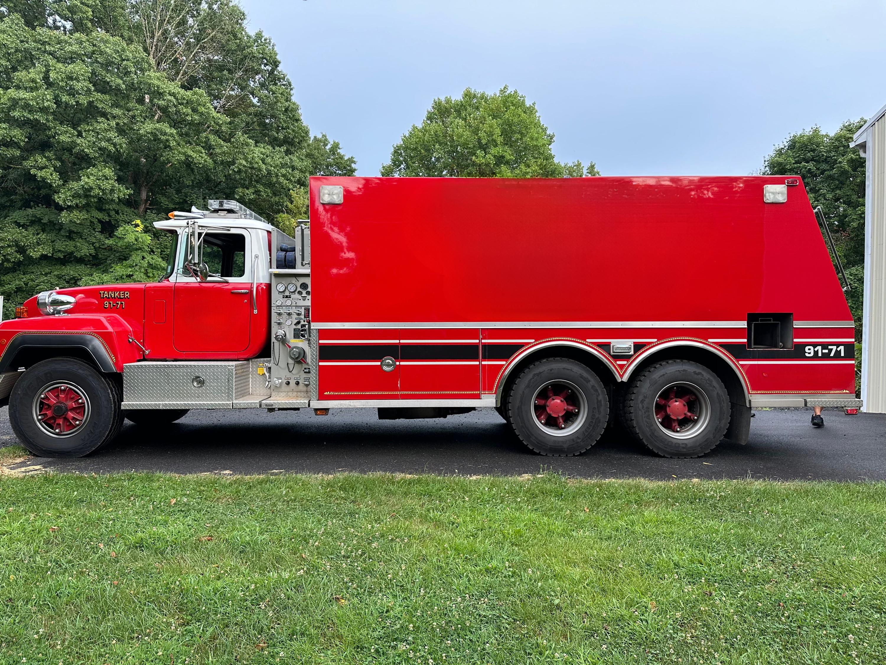 1992 Saulsbury/Mack 3000 Gallon Tender - image 3
